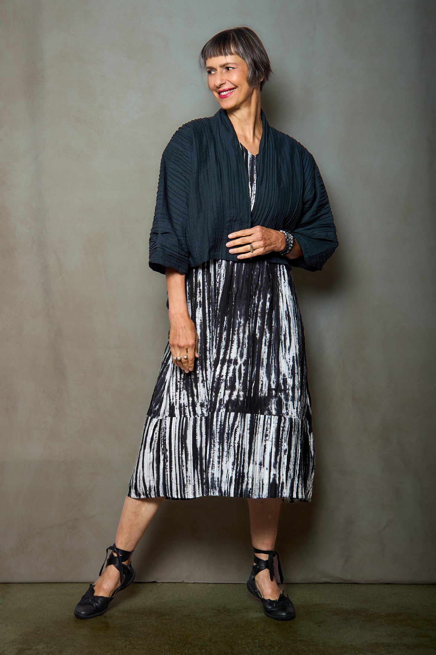 RIPPLE TUCK SOLID LANTERN SLV. SHRUG - trs1j103-blk -