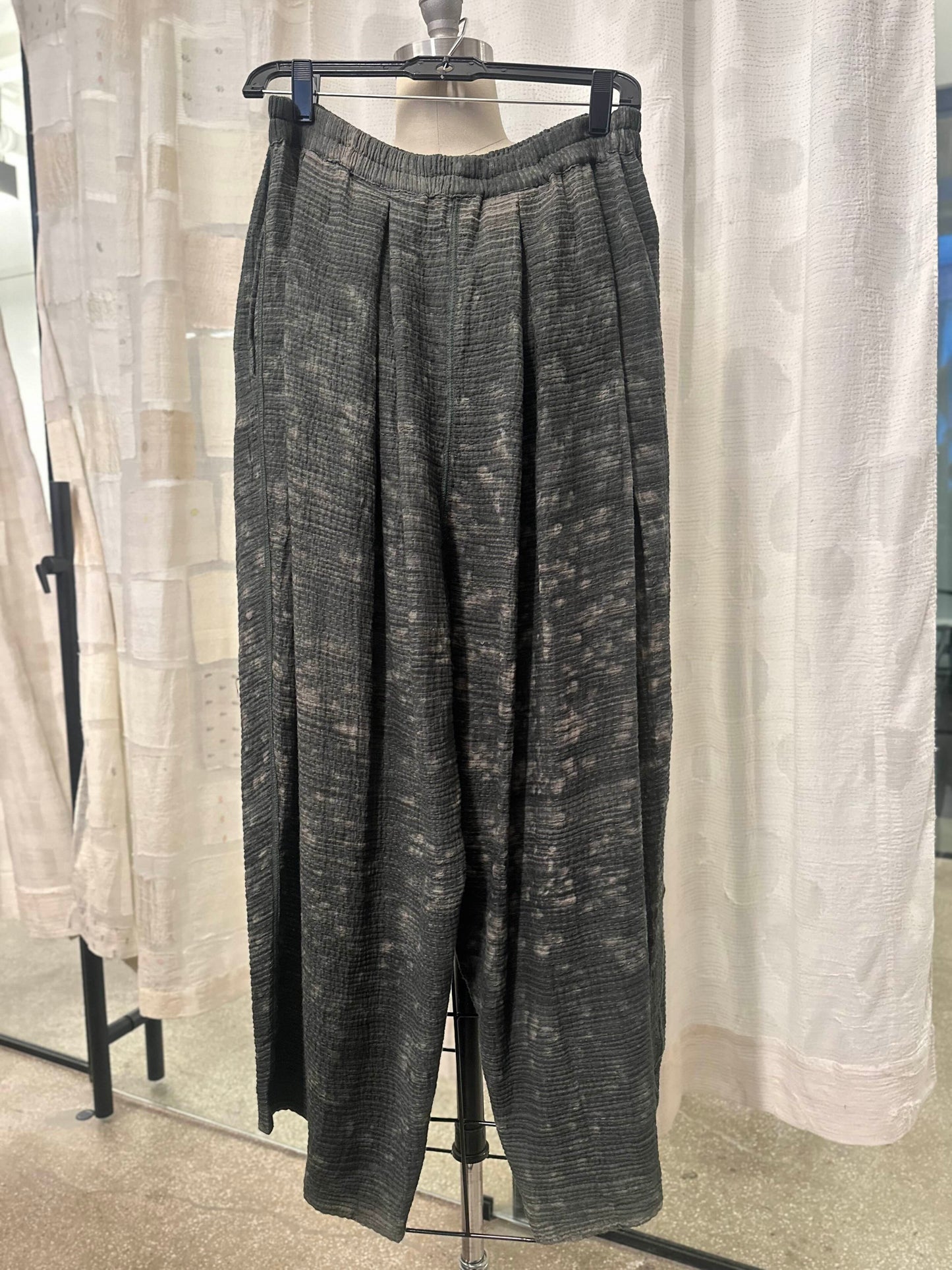 SAND SUN DYE RIPPLE KANTHA TUCKED GATHER PANTS - rs2677-grn -