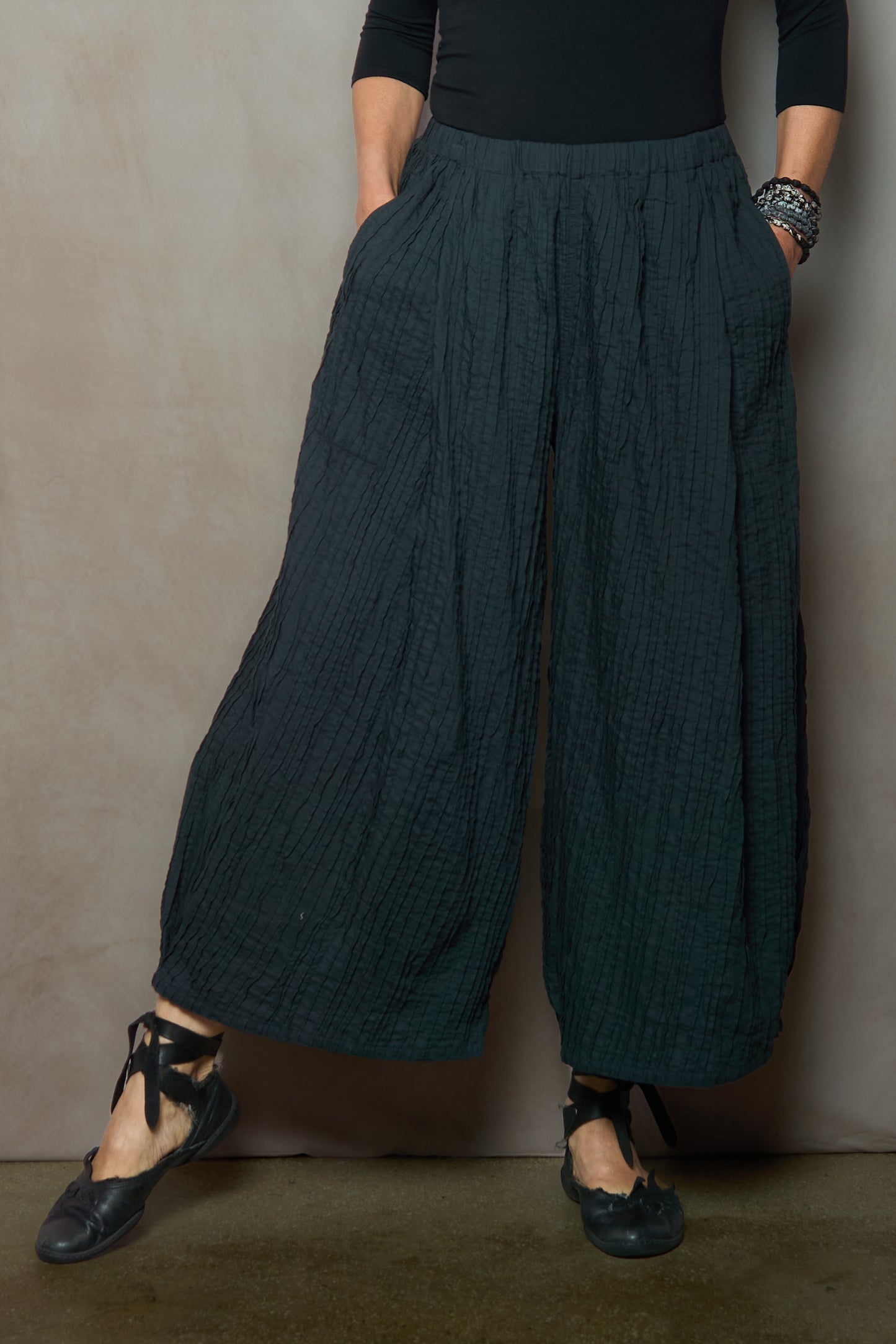 RIPPLE TUCK SOLID WIDE LEG LANTERN PANTS - trs1646-blk -