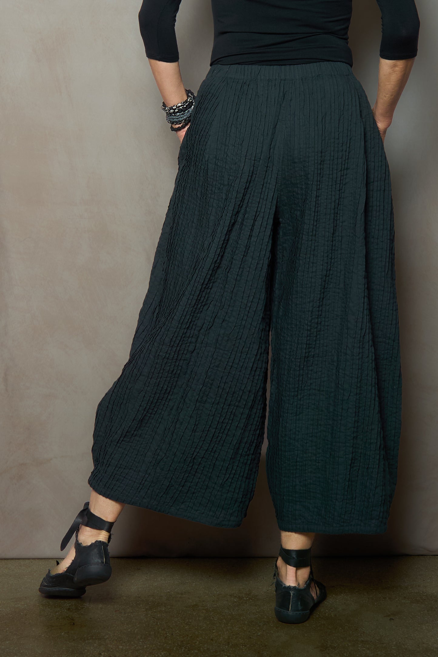 RIPPLE TUCK SOLID WIDE LEG LANTERN PANTS - trs1646-blk -