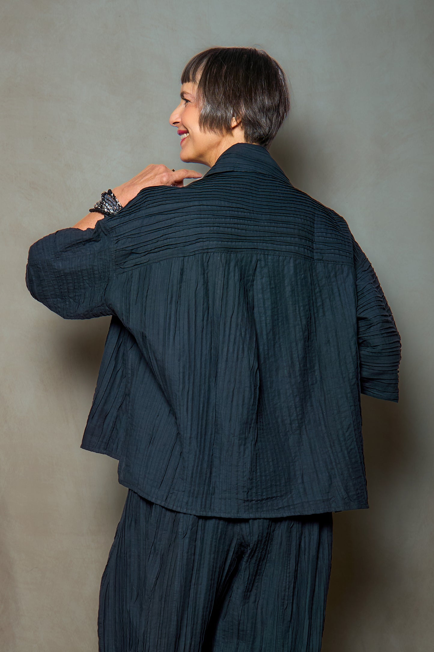 RIPPLE TUCK SOLID HALF SLV. CROPPED JACKET - trs1j10-cbl -
