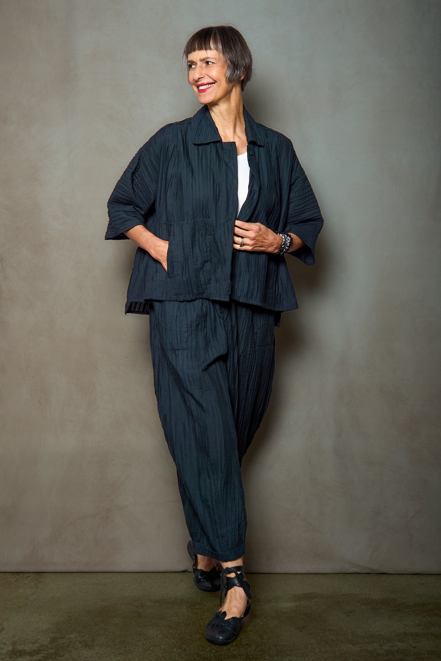 RIPPLE TUCK SOLID HALF SLV. CROPPED JACKET - trs1j10-cbl -