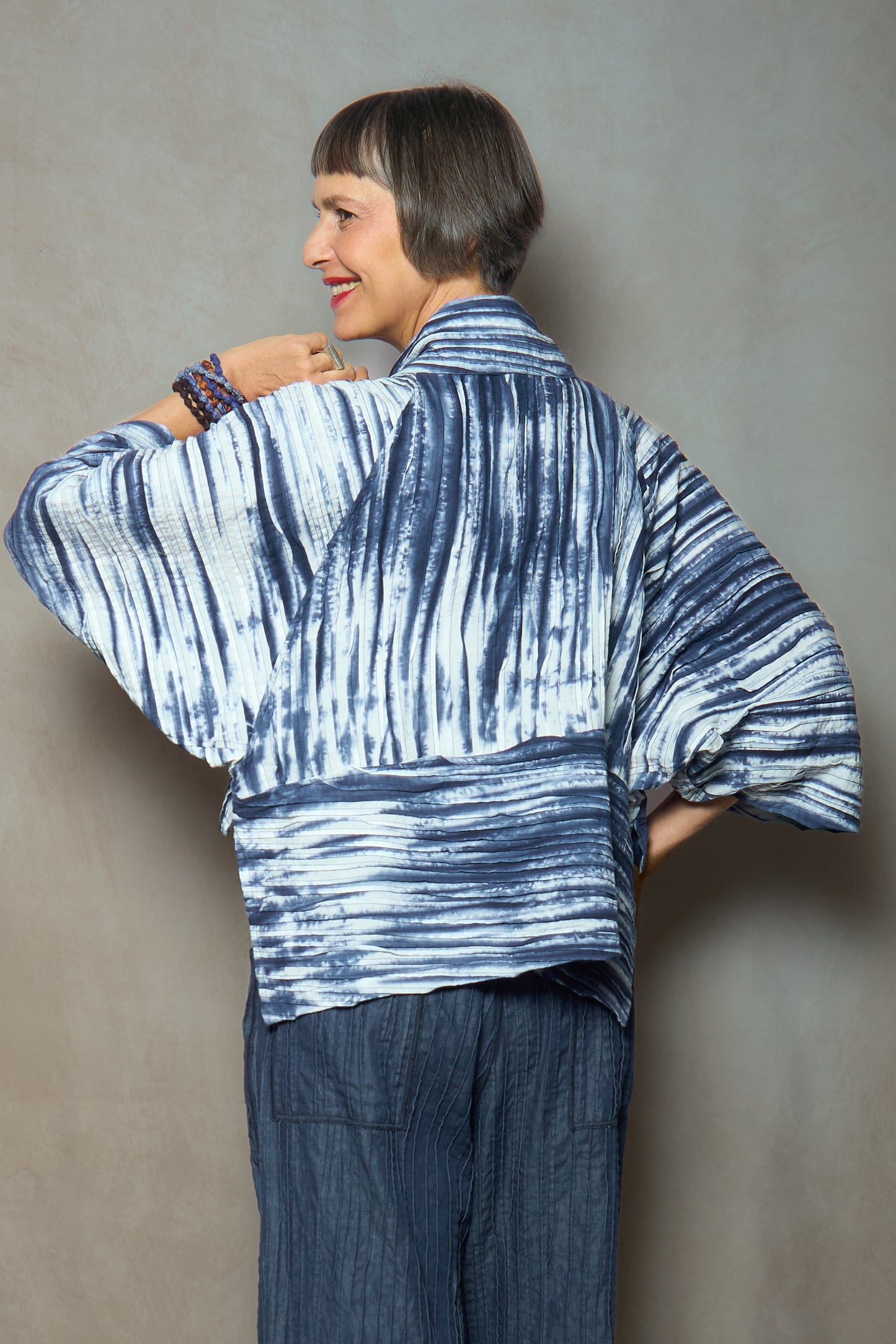 CAMBRIC TIE DYE RIPPLE TUCK LANTERN SLV. SHRUG - tr1j103-nvy -