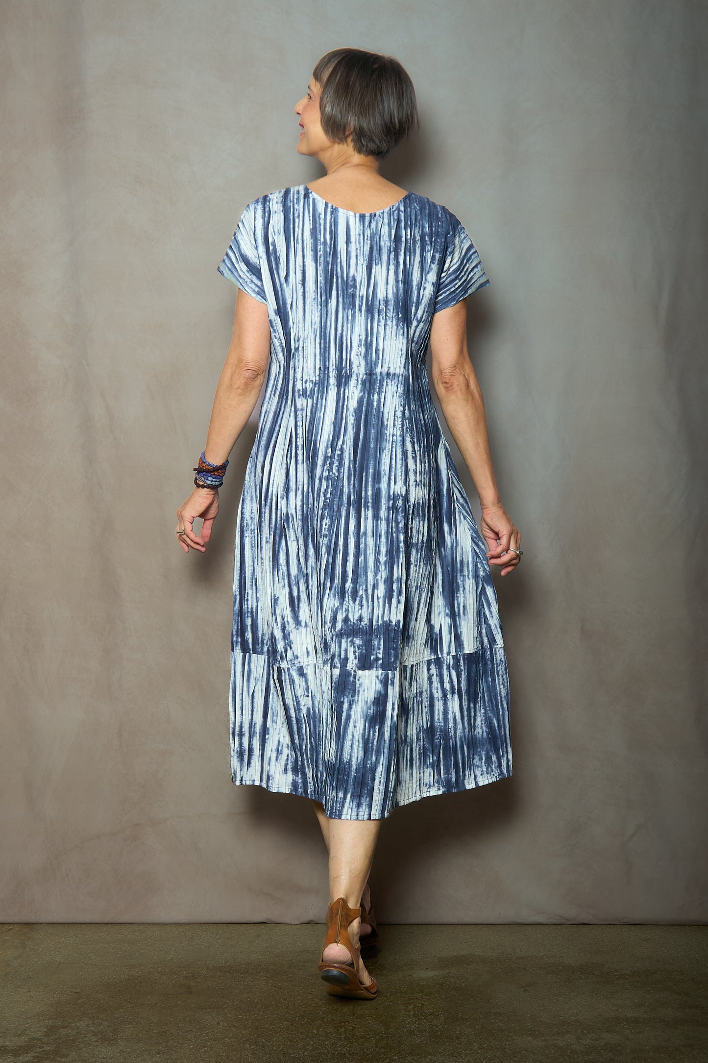 CAMBRIC TIE DYE RIPPLE TUCK V-NECK SHAPED MIDI DRESS - tr1465-nvy -