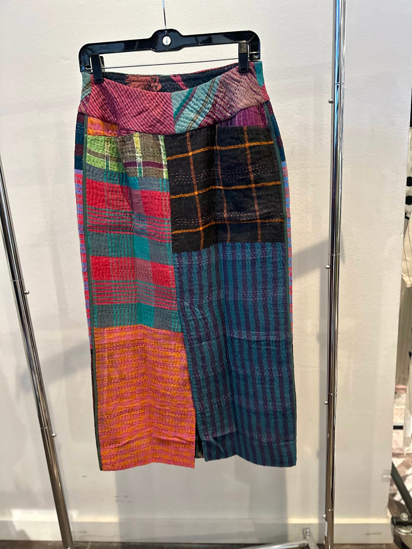 FLOWER PRINT WITH CHECKERED PATCH FRONT VENT PENCIL SKIRT - fc4666-blk -