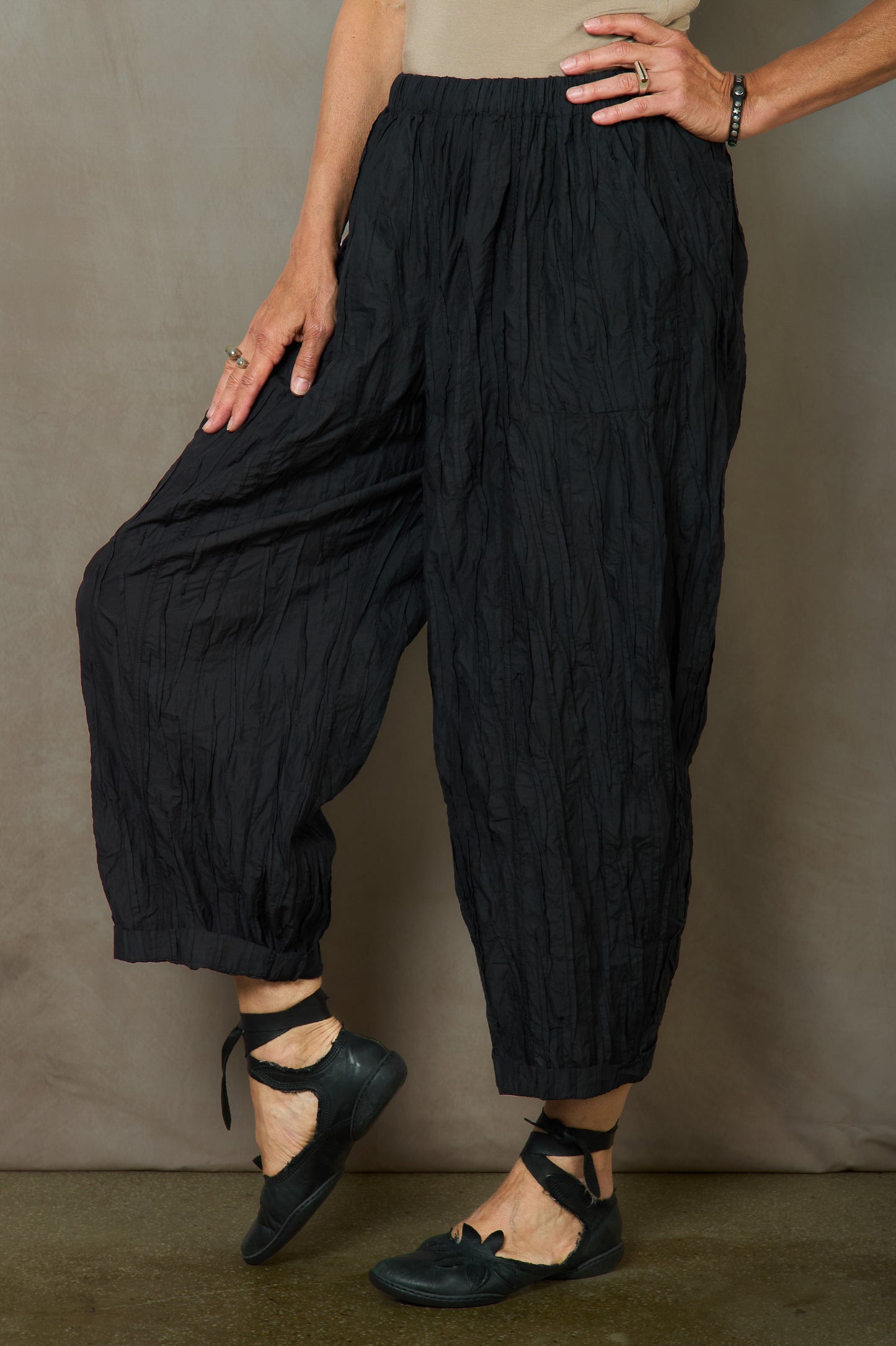 POLISHED COTTON RANDOM TUCK VOILE BARREL PANTS - rc1641-blk -