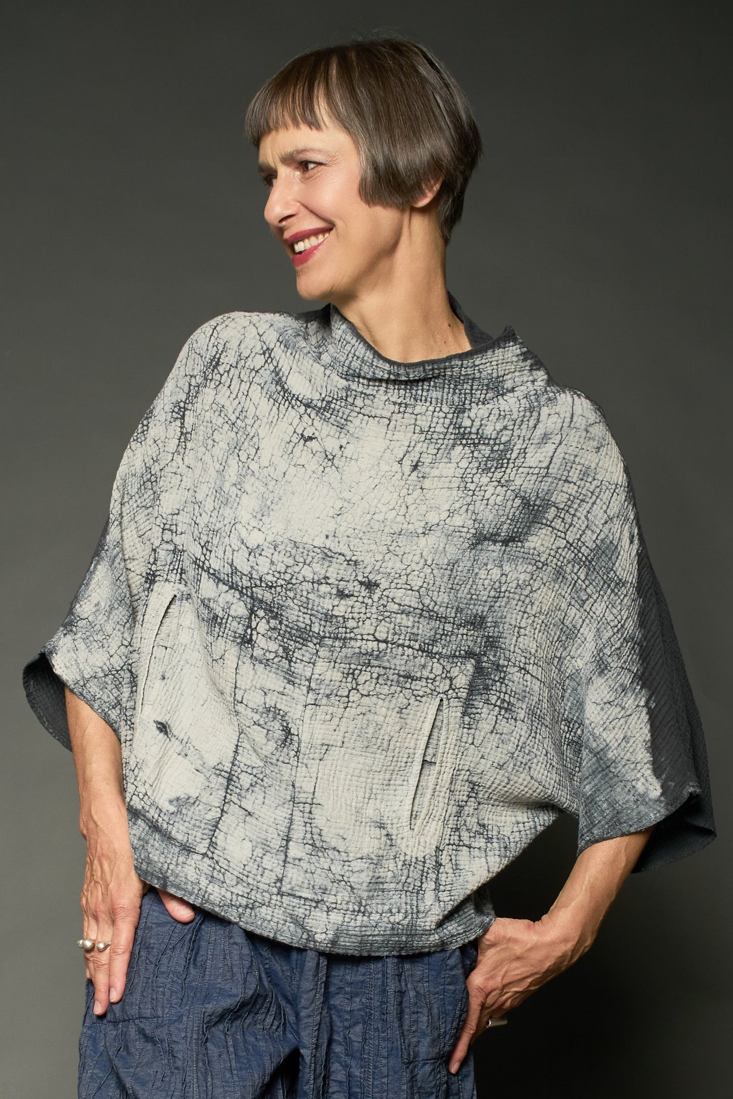 MUD DYE RIPPLE KANTHA FUNNEL NECK POCKET TOP - yp2t104-gry -