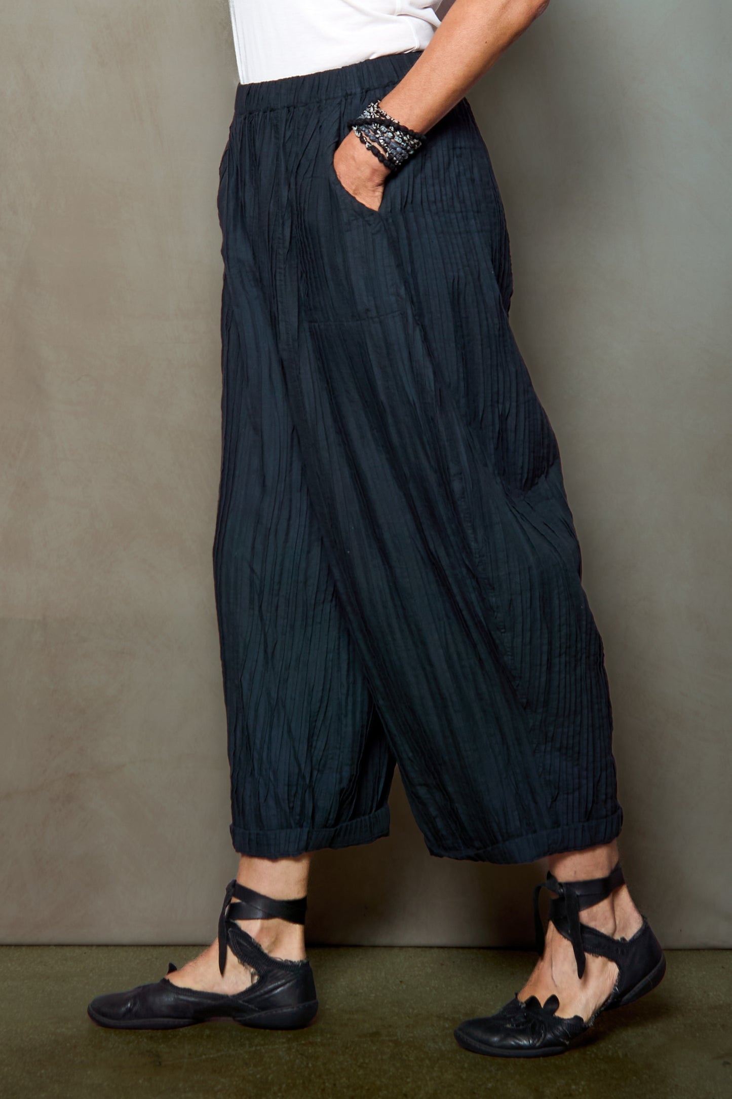 RIPPLE TUCK SOLID BARREL PANTS - trs1641-blk -