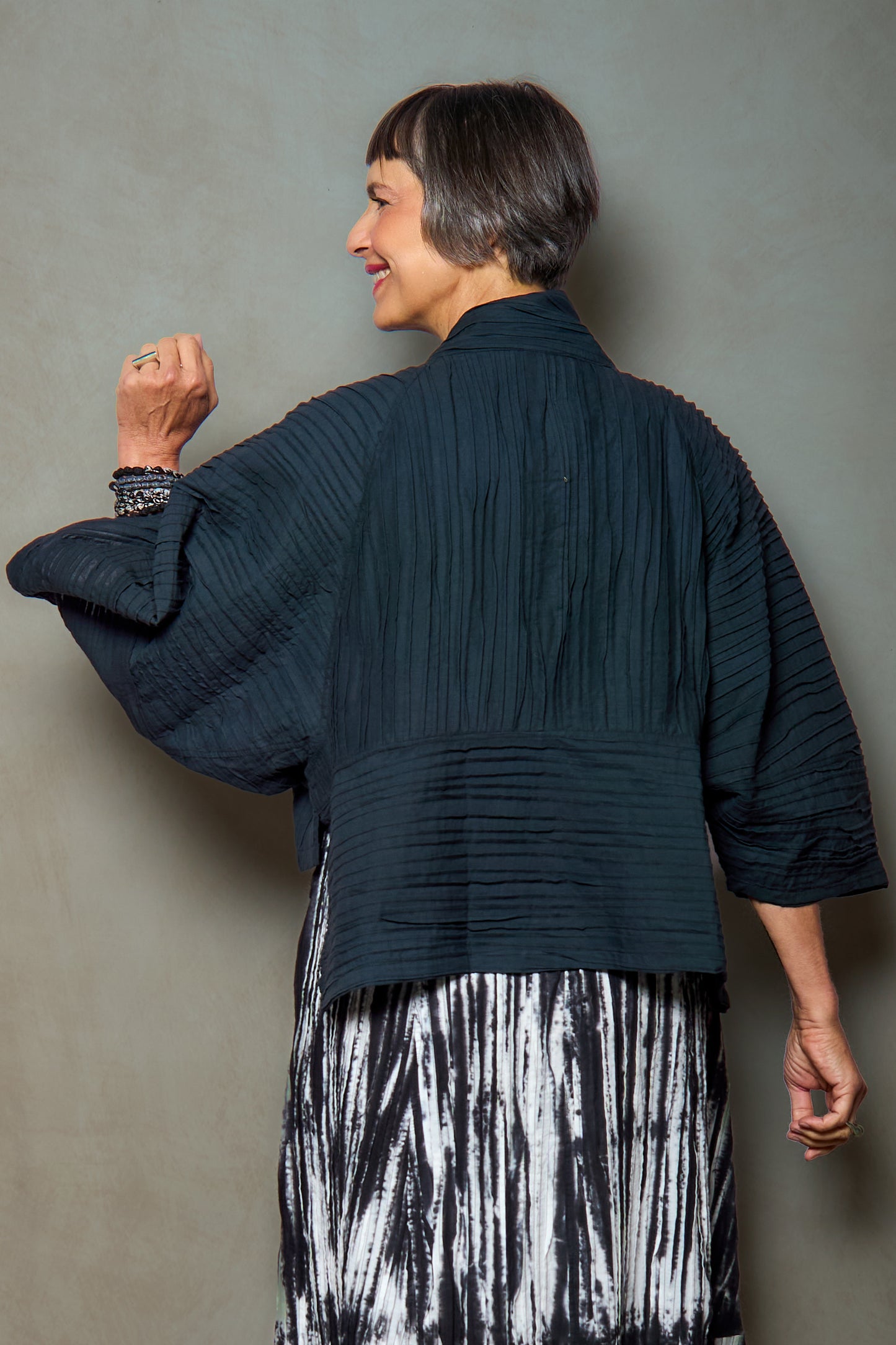 RIPPLE TUCK SOLID LANTERN SLV. SHRUG - trs1j103-blk -