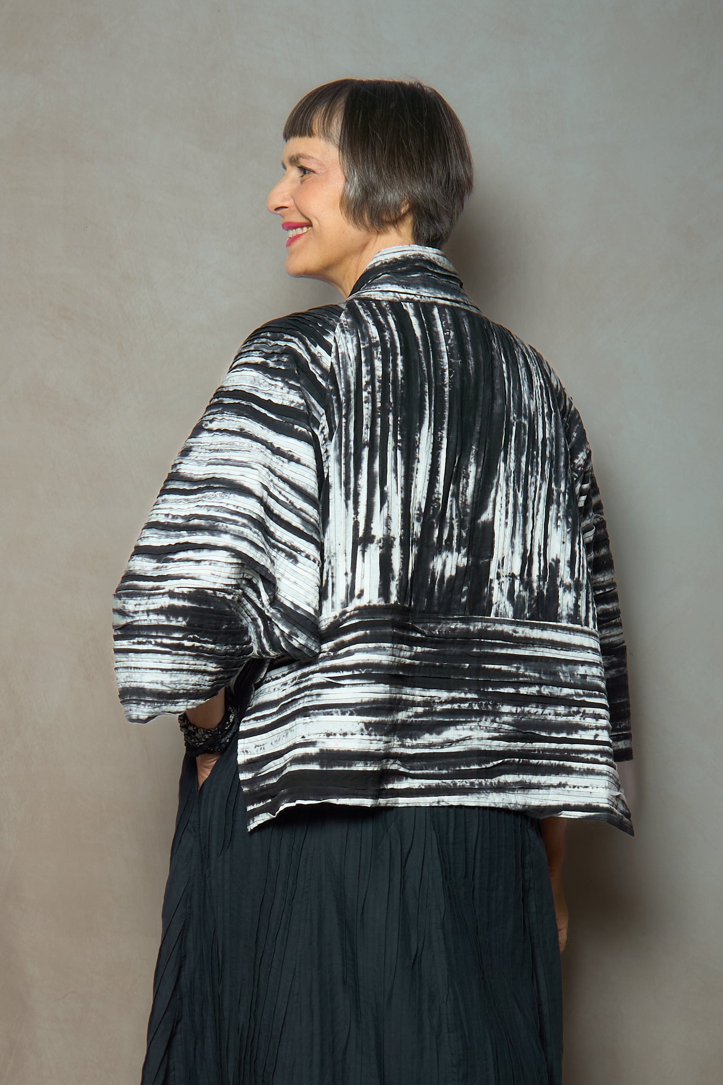 CAMBRIC TIE DYE RIPPLE TUCK LANTERN SLV. SHRUG - tr1j103-blk -