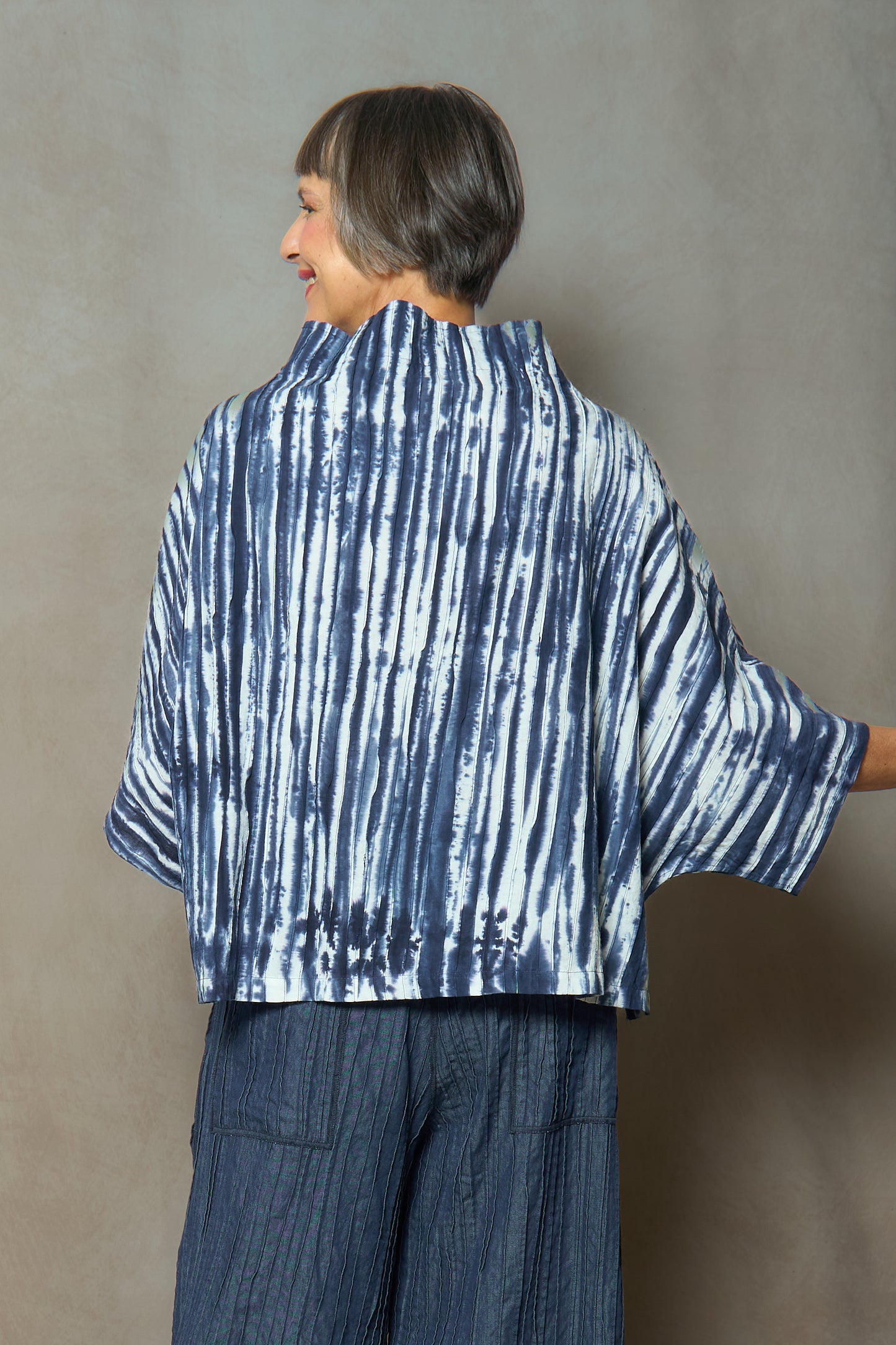 CAMBRIC TIE DYE RIPPLE TUCK FUNNEL NECK TOP - tr1t102-nvy -