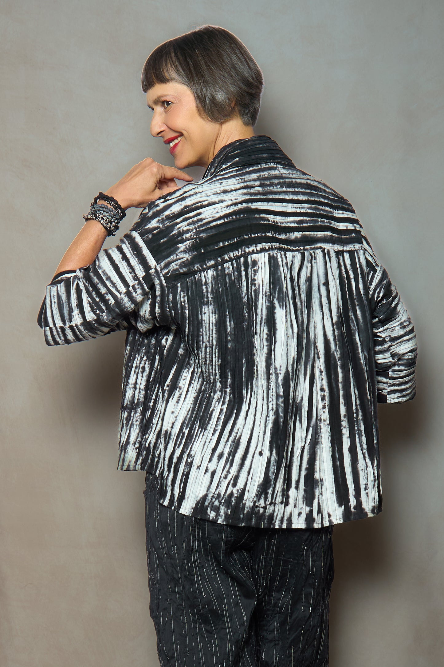 CAMBRIC TIE DYE RIPPLE TUCK HALF SLV. CROPPED JACKET - tr1j104-blk -