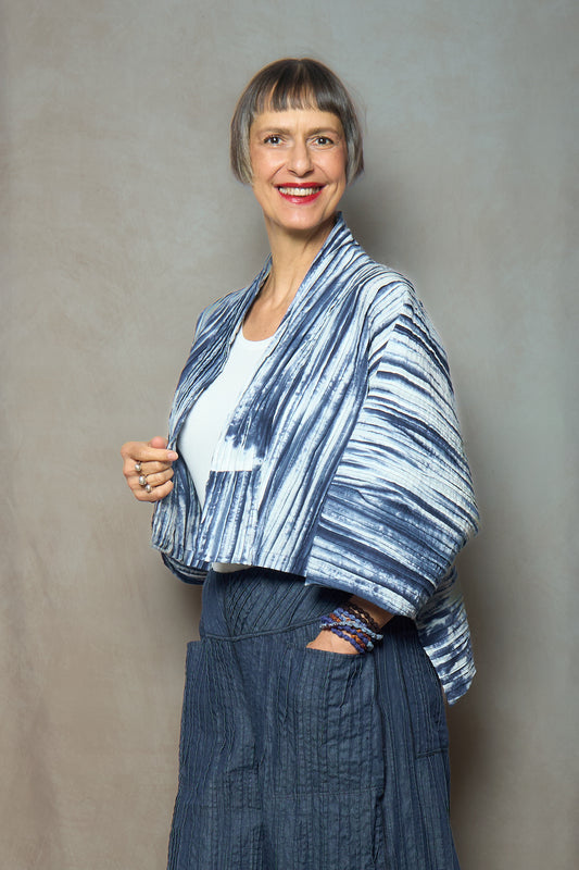 CAMBRIC TIE DYE RIPPLE TUCK LANTERN SLV. SHRUG - tr1j103-nvy -