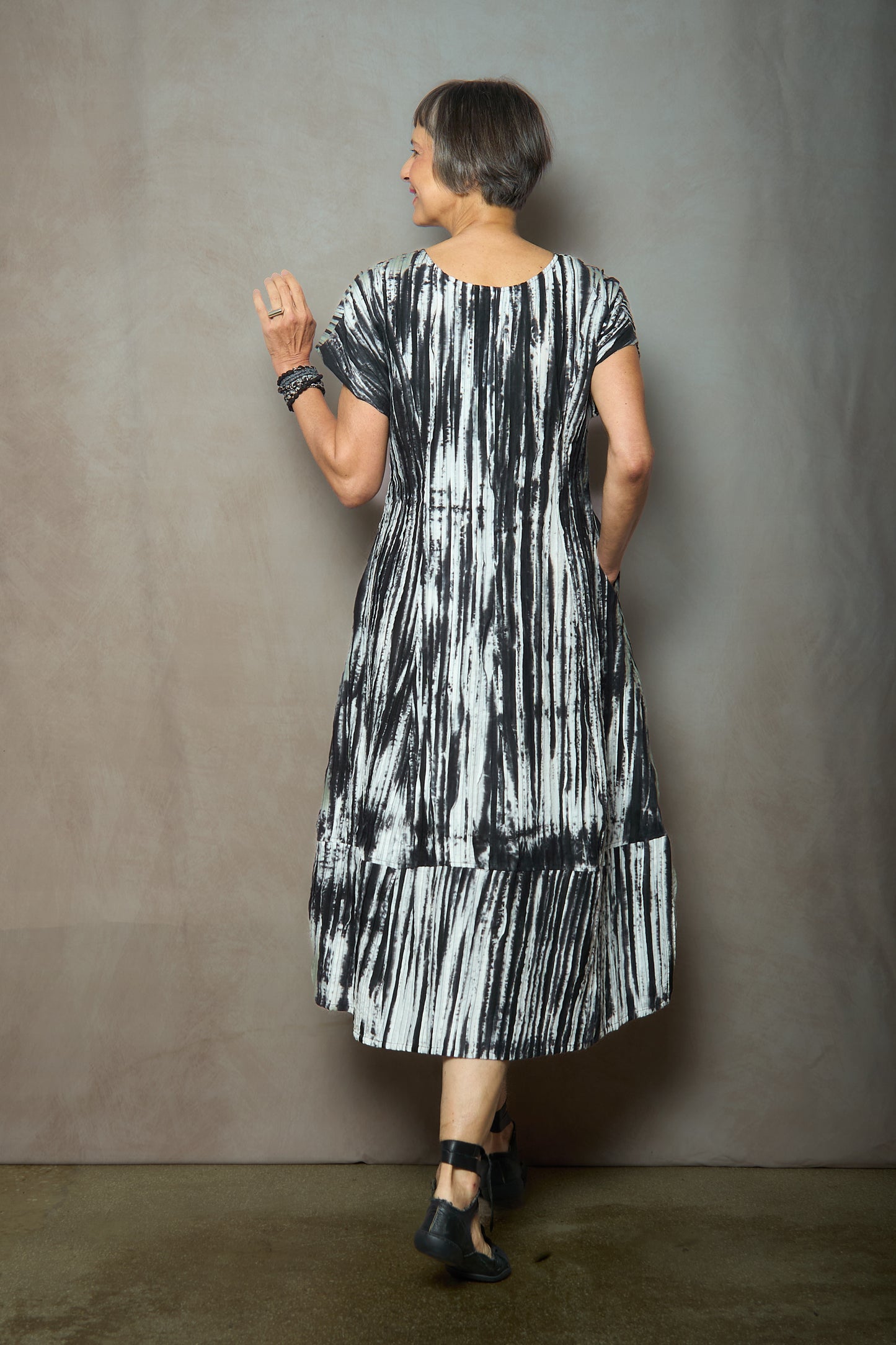 CAMBRIC TIE DYE RIPPLE TUCK V-NECK SHAPED MIDI DRESS - tr1465-blk -