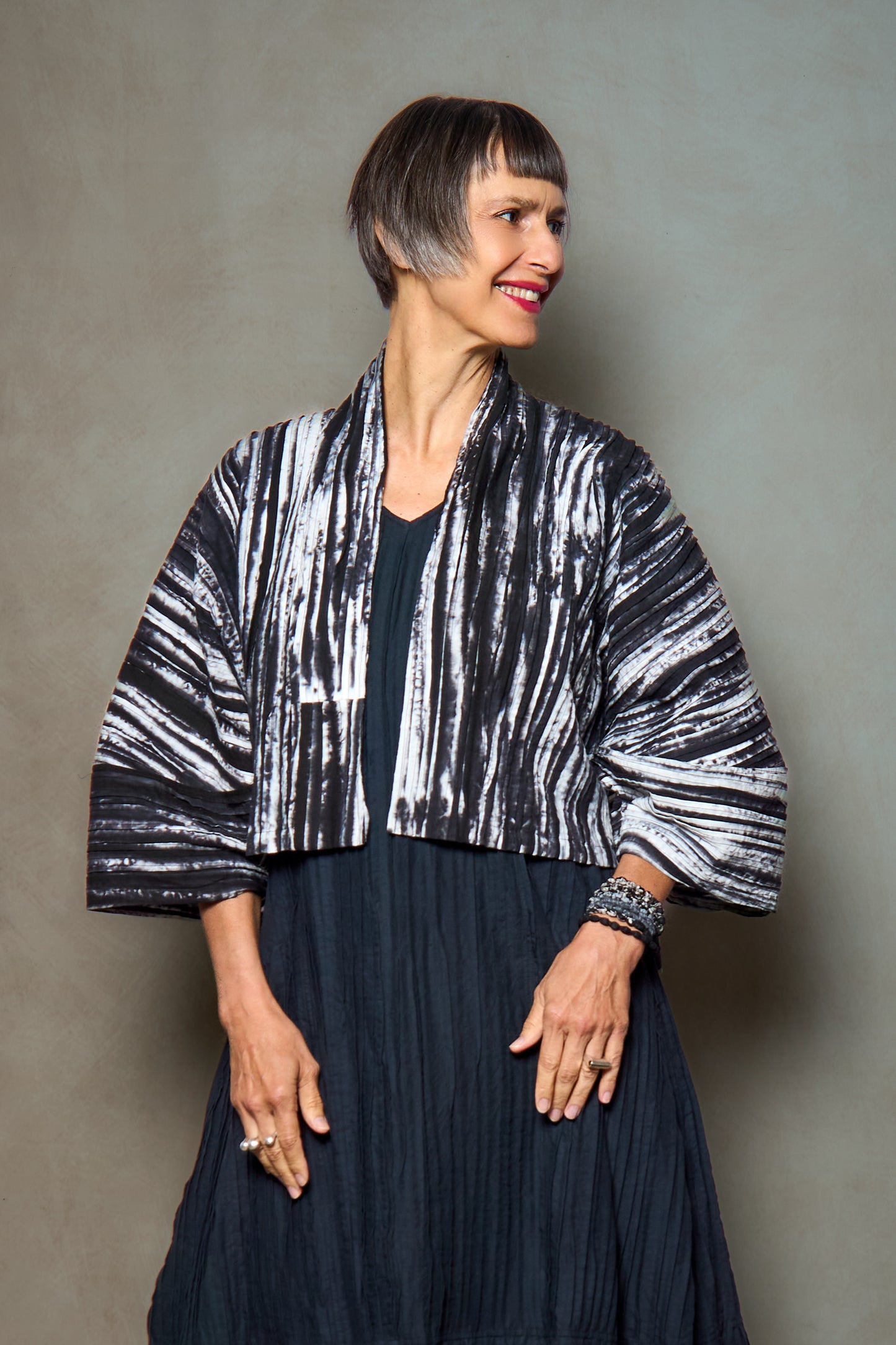 CAMBRIC TIE DYE RIPPLE TUCK LANTERN SLV. SHRUG - tr1j103-blk -