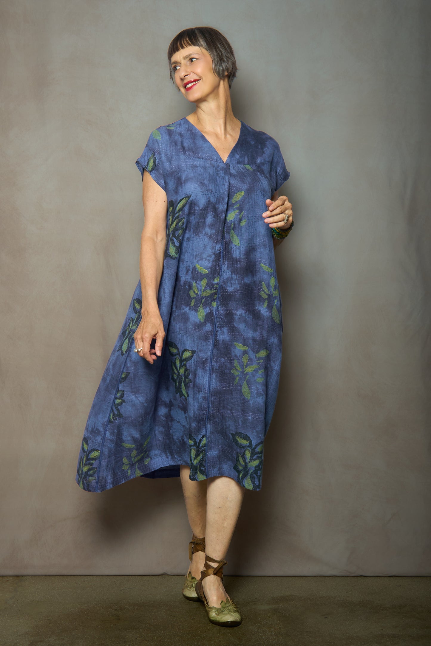 CLOUD TIE DYE FLORAL KANTHA V-NECK FRENCH SLV. DRESS - uf2467-blu -