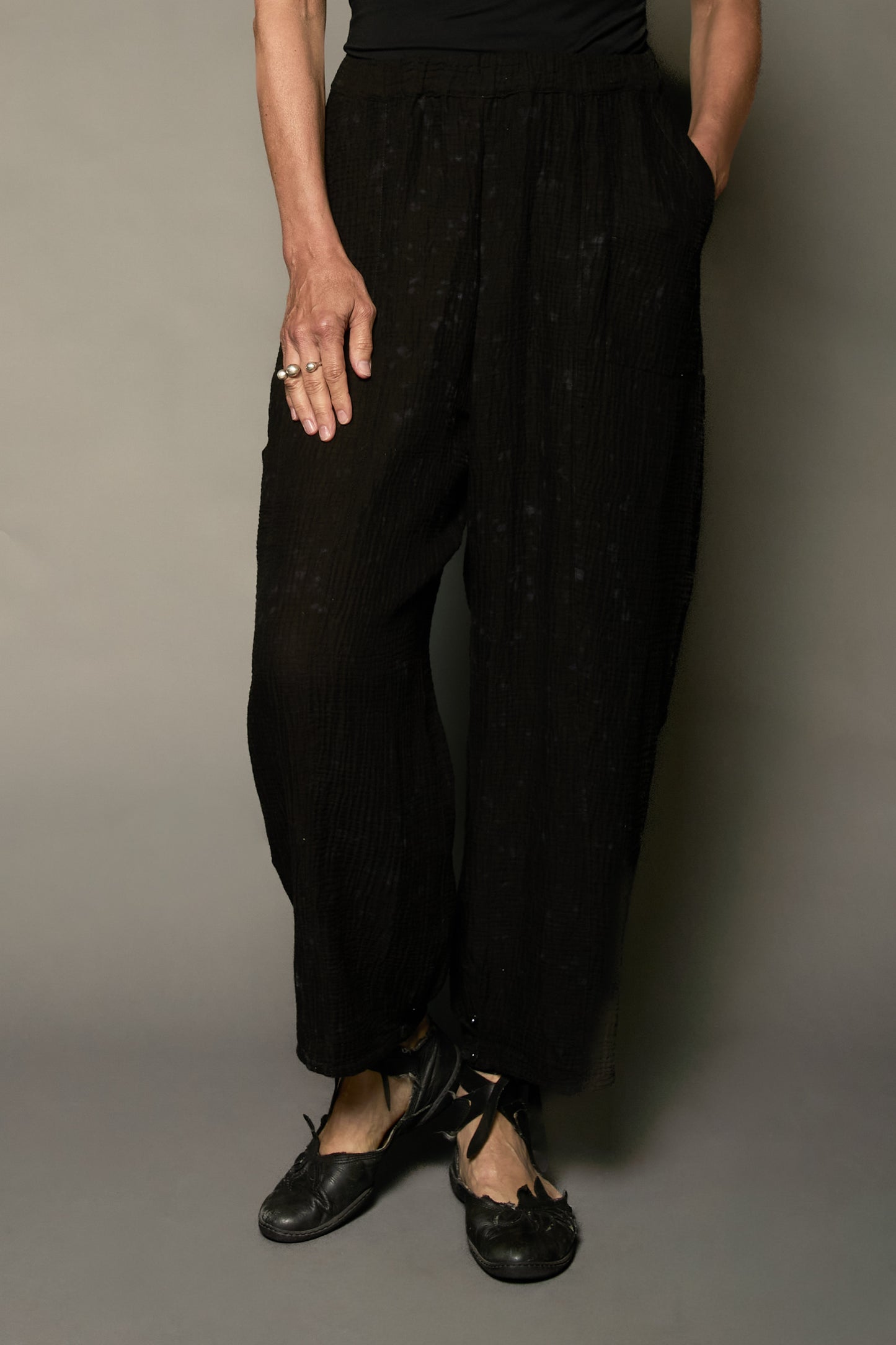 SAND SUN DYE RIPPLE KANTHA BARREL PANTS - rs2641-blk -