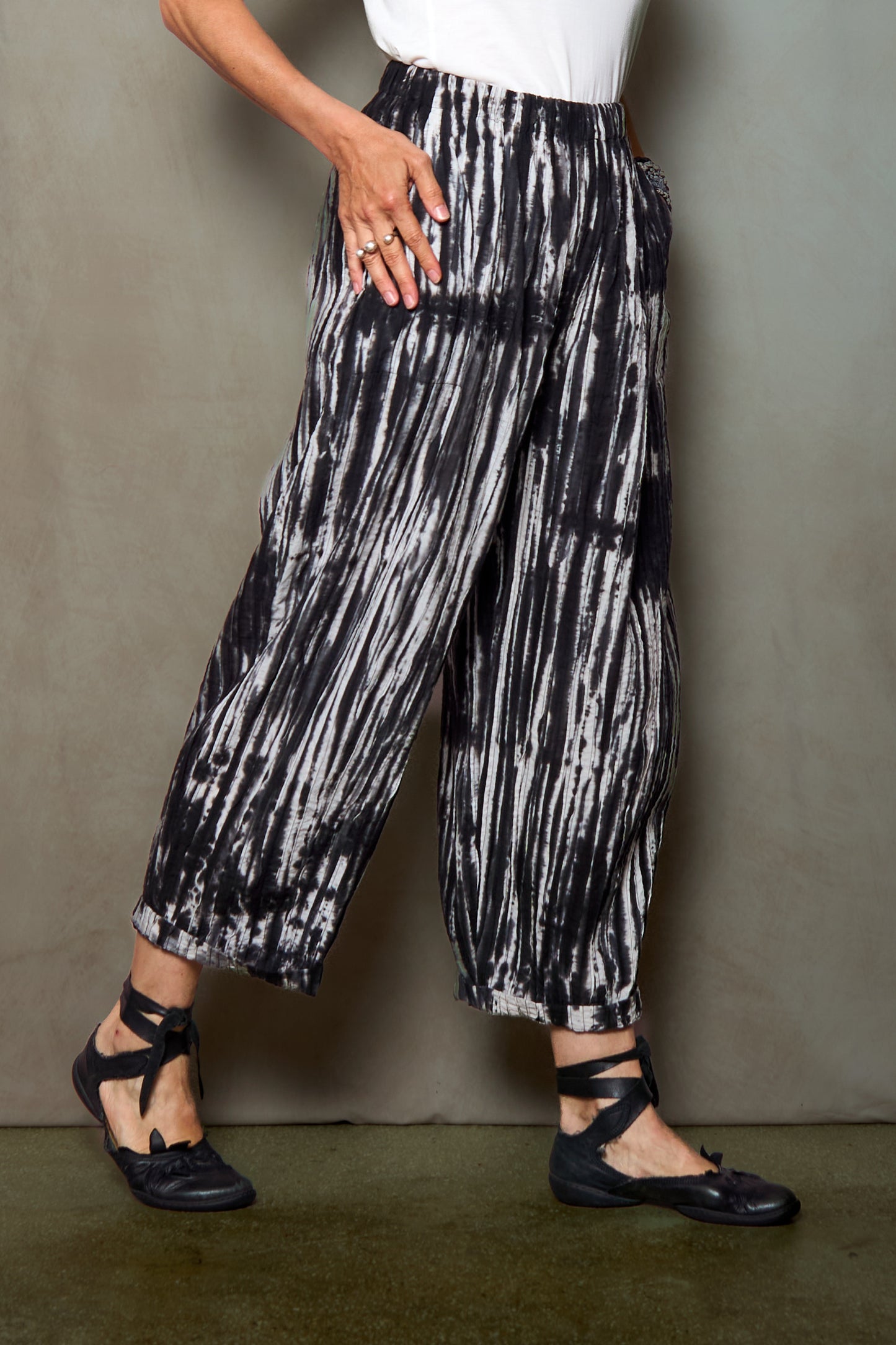 CAMBRIC TIE DYE RIPPLE TUCK BARREL PANTS - tr1641-blk -