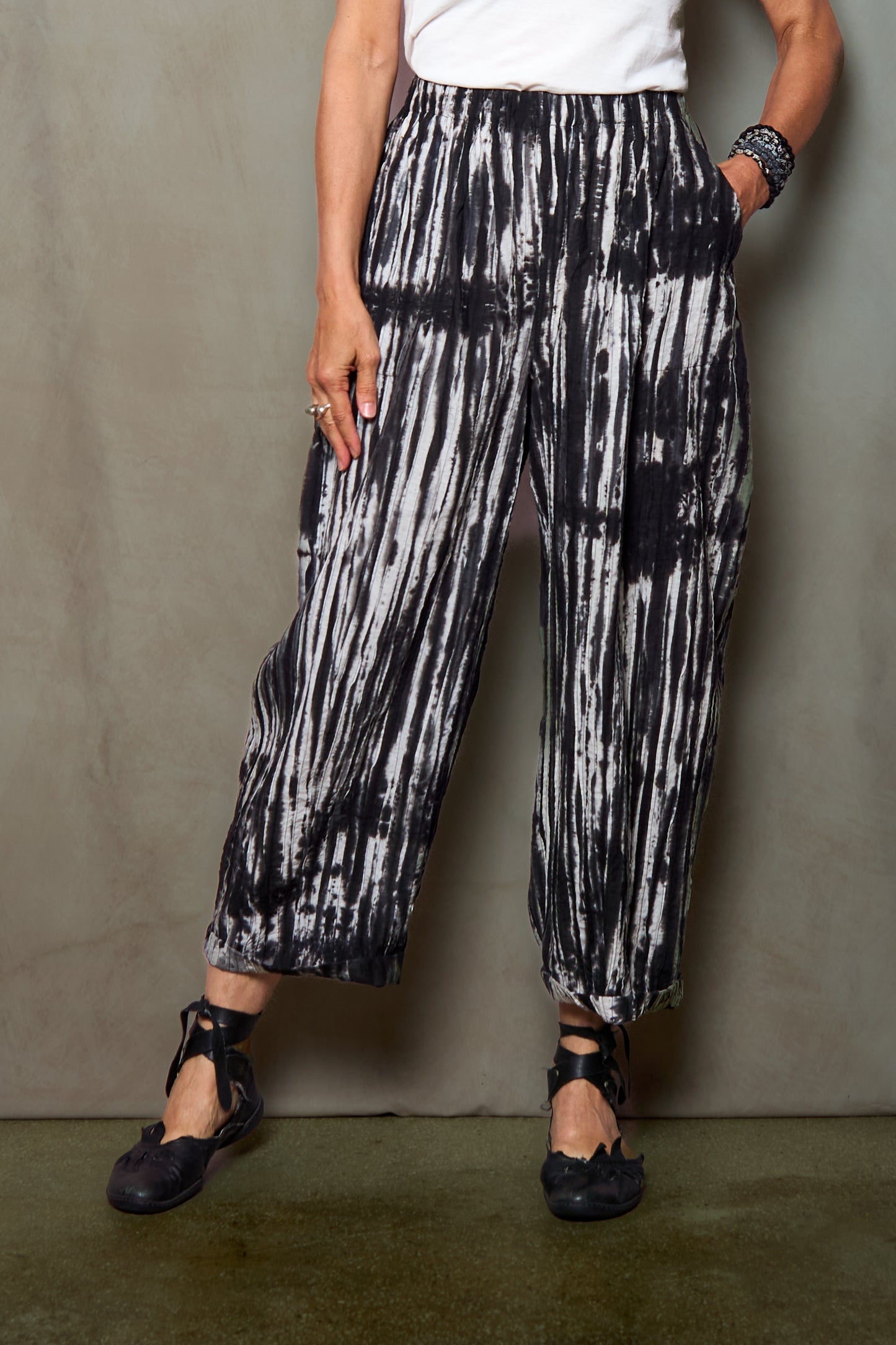 CAMBRIC TIE DYE RIPPLE TUCK BARREL PANTS - tr1641-blk -
