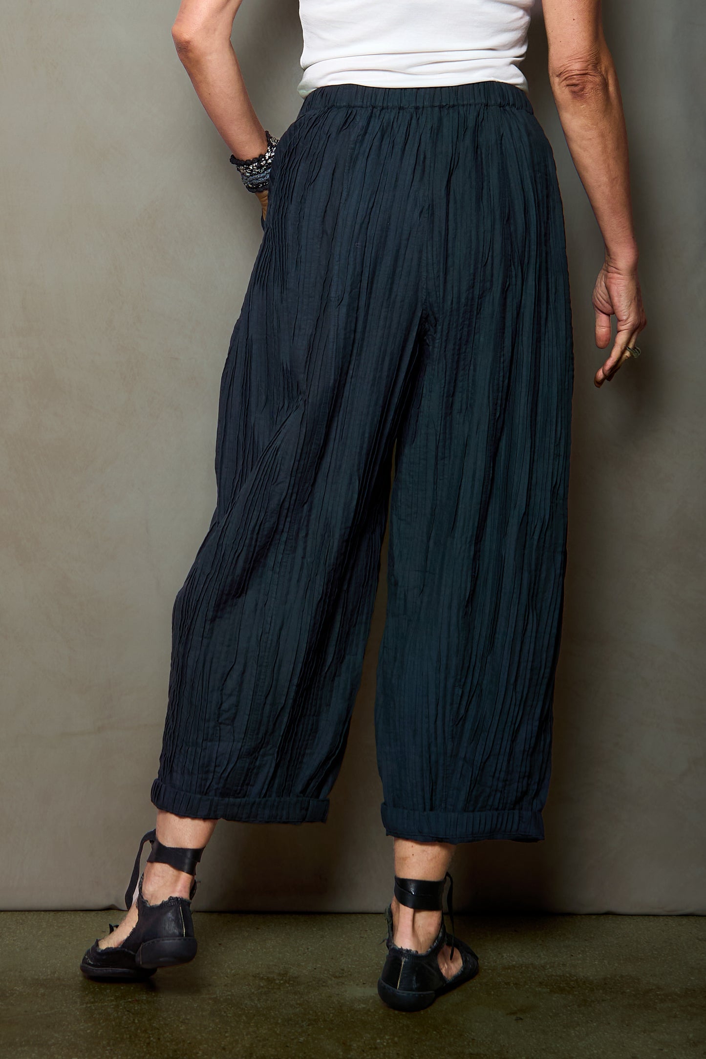 RIPPLE TUCK SOLID BARREL PANTS - trs1641-blk -