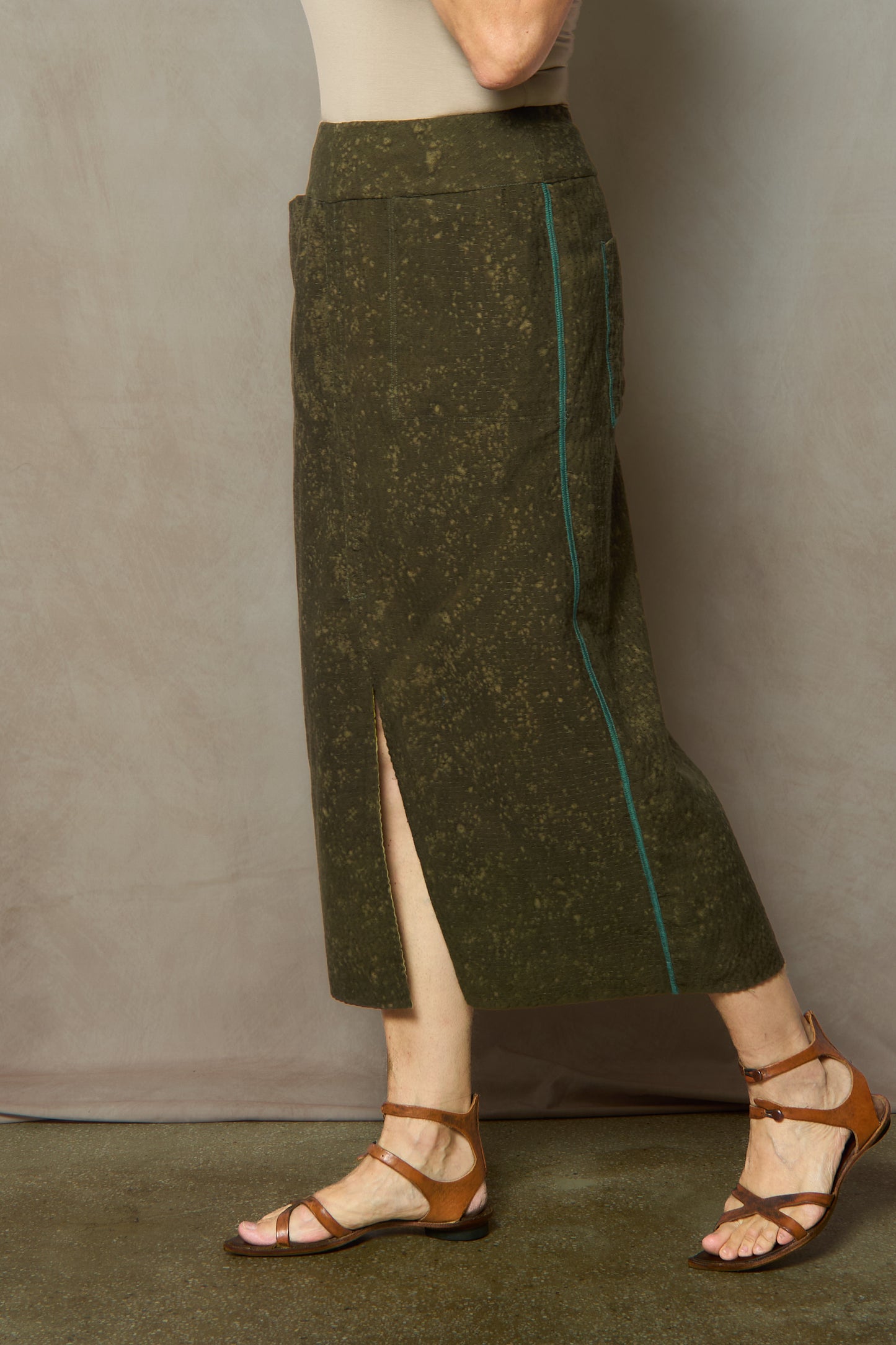 DUCK SUN DYE WITH PATCH KANTHA FRONT VENT PENCIL SKIRT - us2666-grn -