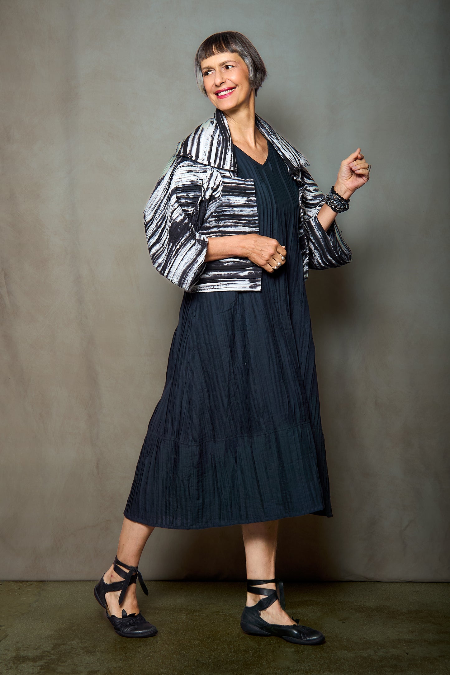CAMBRIC TIE DYE RIPPLE TUCK LANTERN SLV. SHRUG - tr1j103-blk -