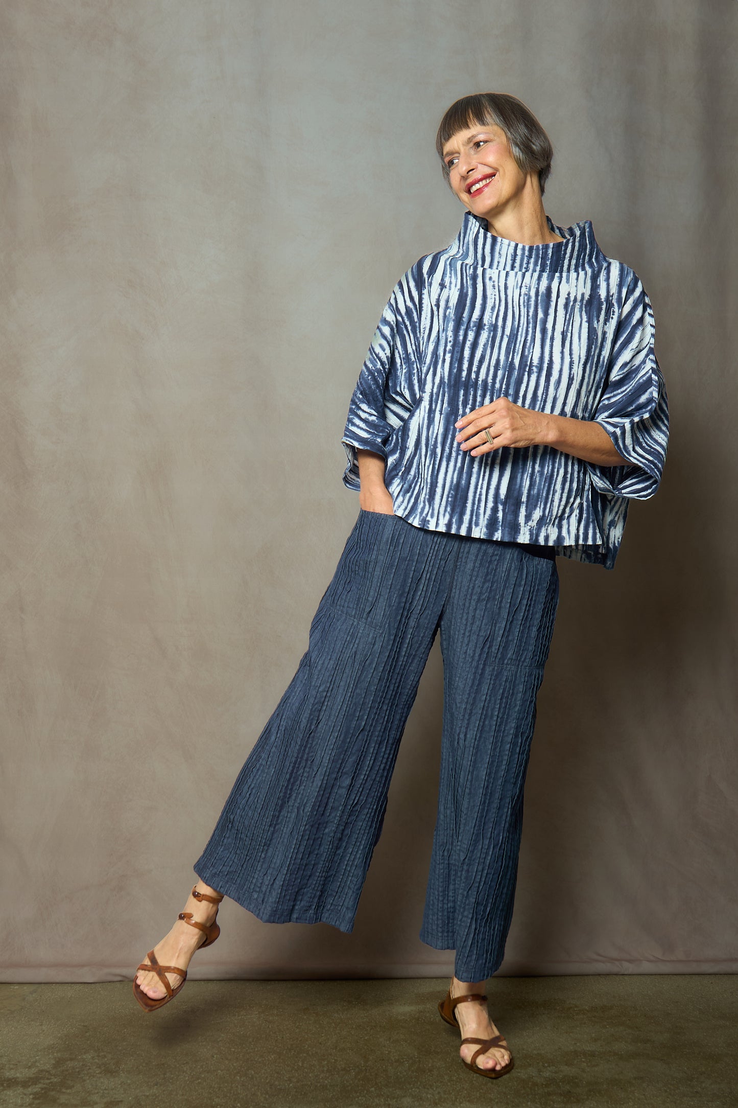 CAMBRIC TIE DYE RIPPLE TUCK FUNNEL NECK TOP - tr1t102-nvy -