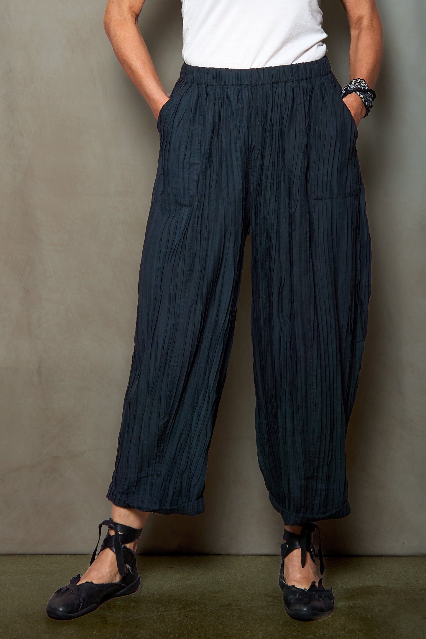 RIPPLE TUCK SOLID BARREL PANTS - trs1641-blk -