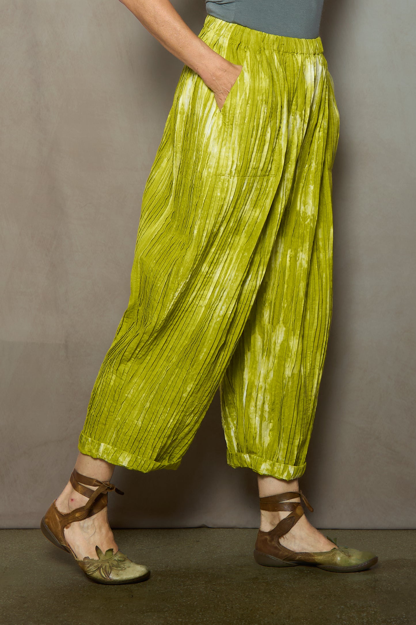 CAMBRIC TIE DYE RIPPLE TUCK BARREL PANTS - tr1641-lim -