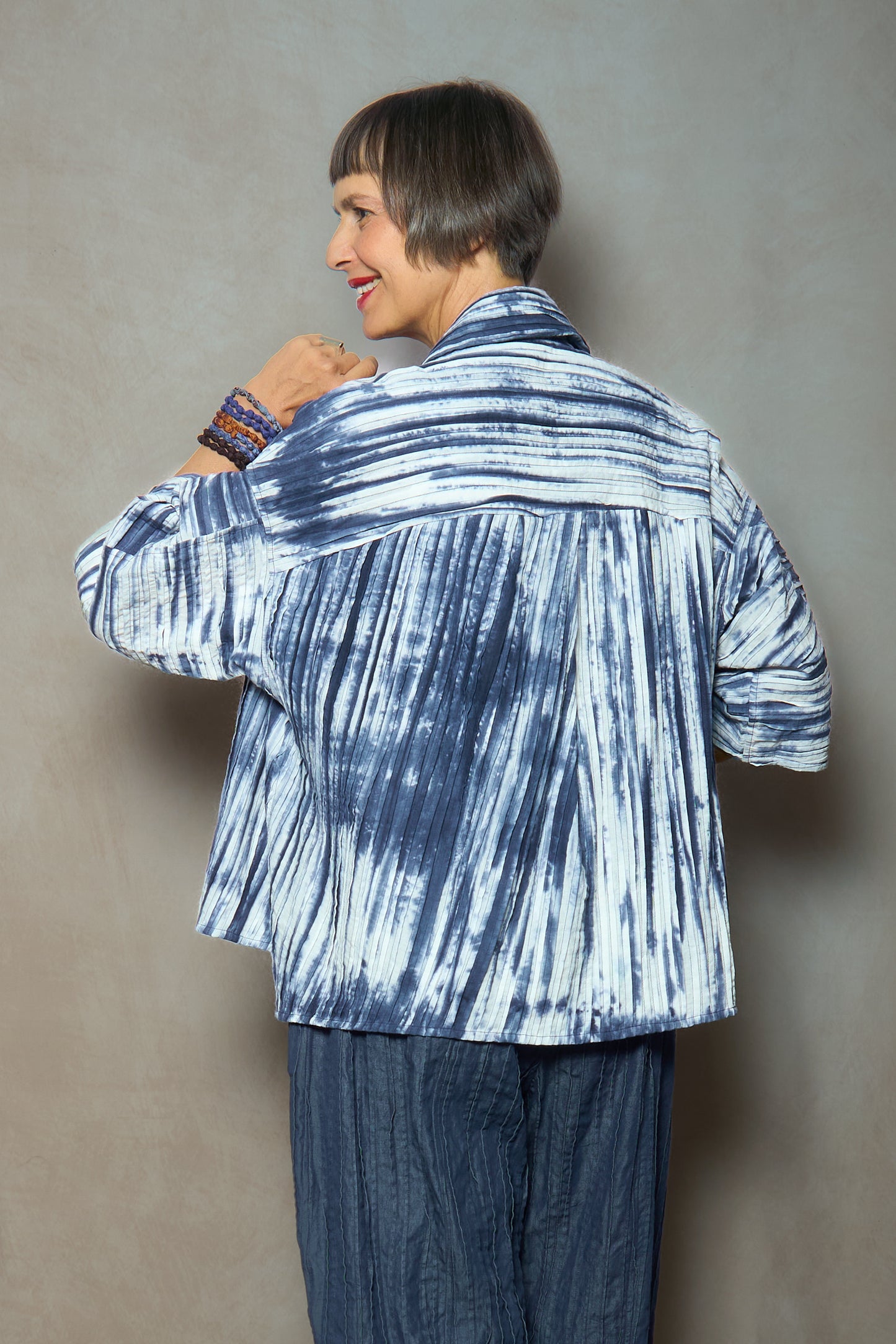 CAMBRIC TIE DYE RIPPLE TUCK HALF SLV. CROPPED JACKET - tr1j104-nvy -