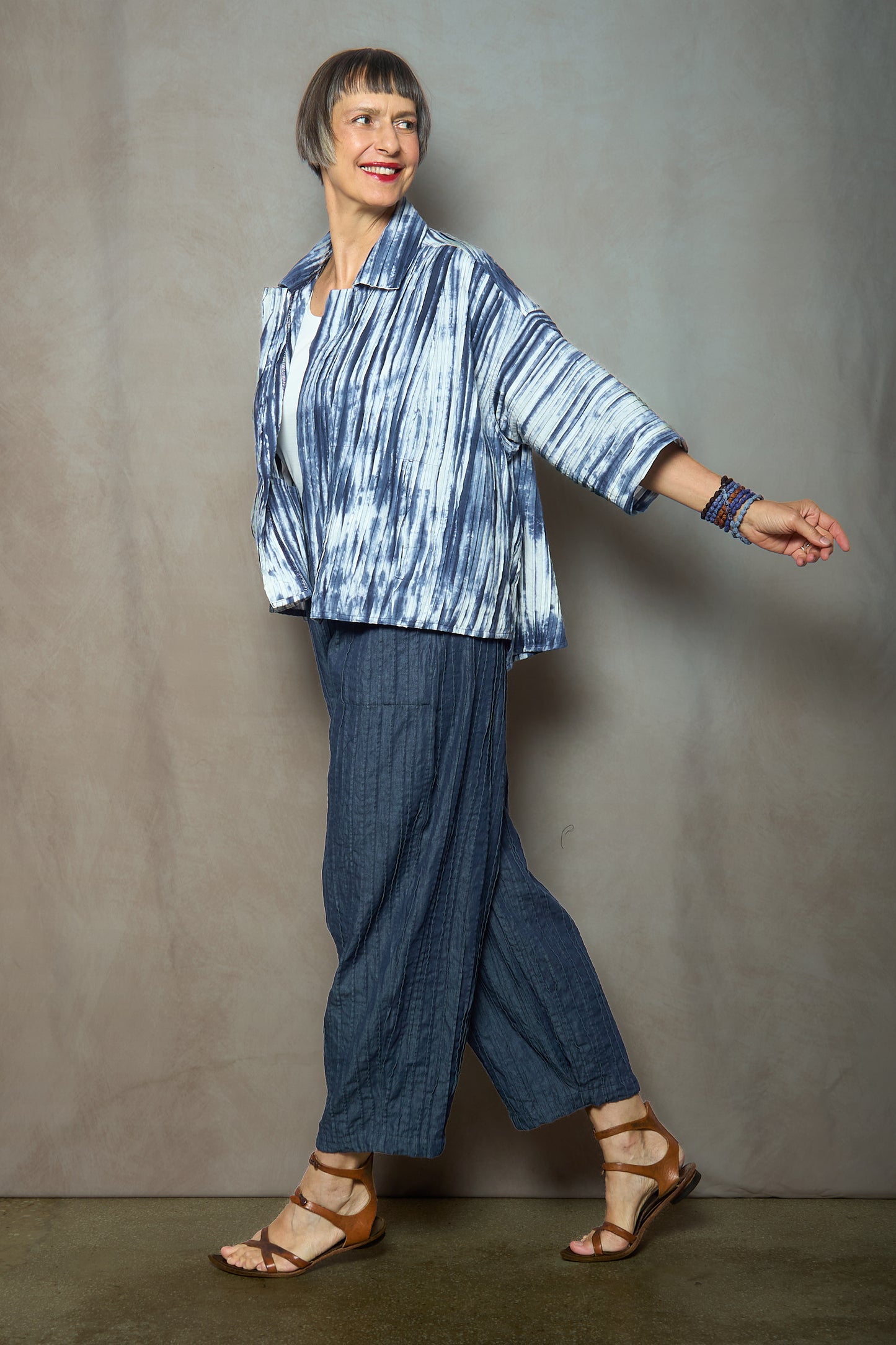 CAMBRIC TIE DYE RIPPLE TUCK HALF SLV. CROPPED JACKET - tr1j104-nvy -