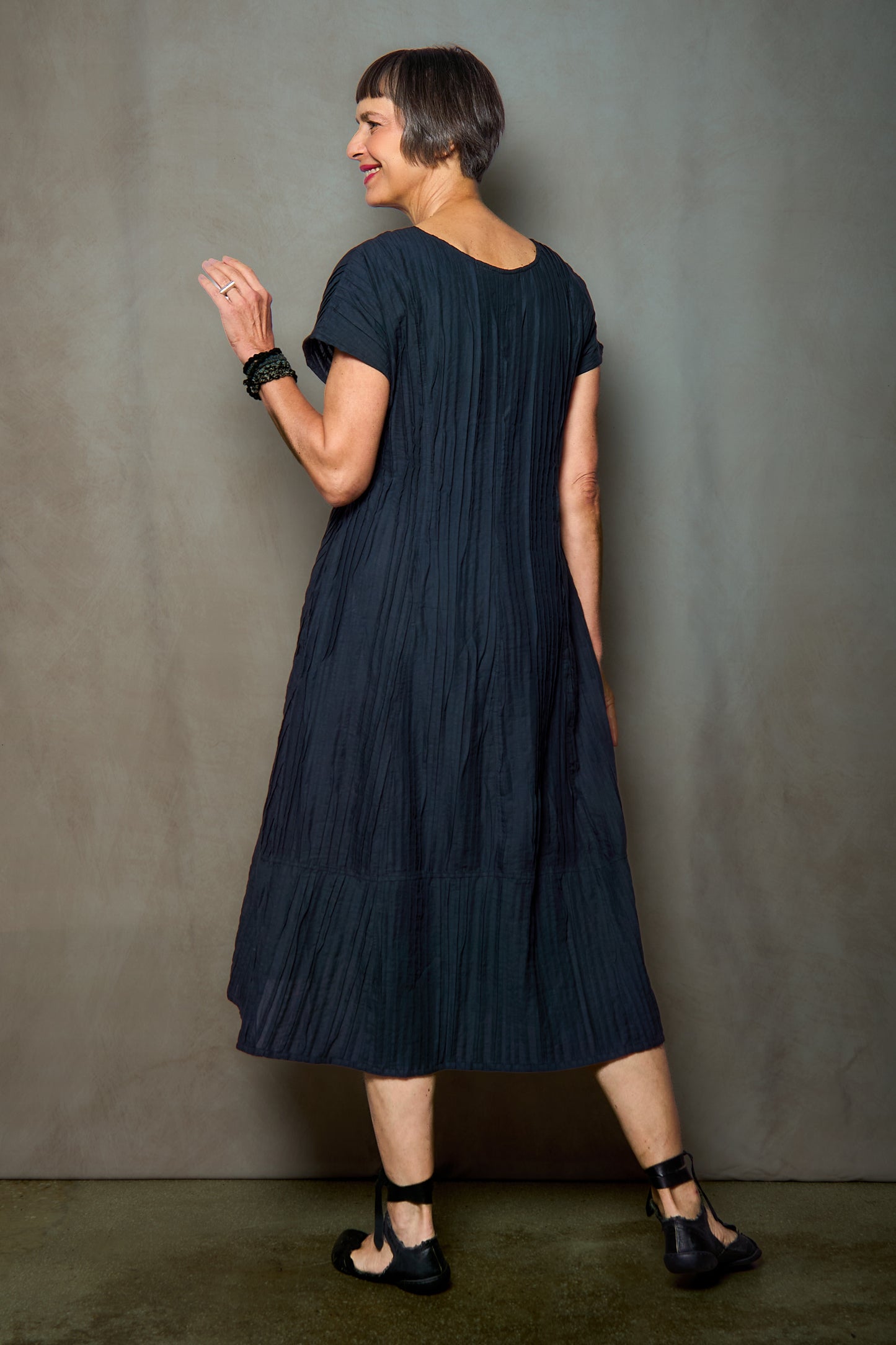 RIPPLE TUCK SOLID V-NECK SHAPED MIDI DRESS - trs1465-blk -