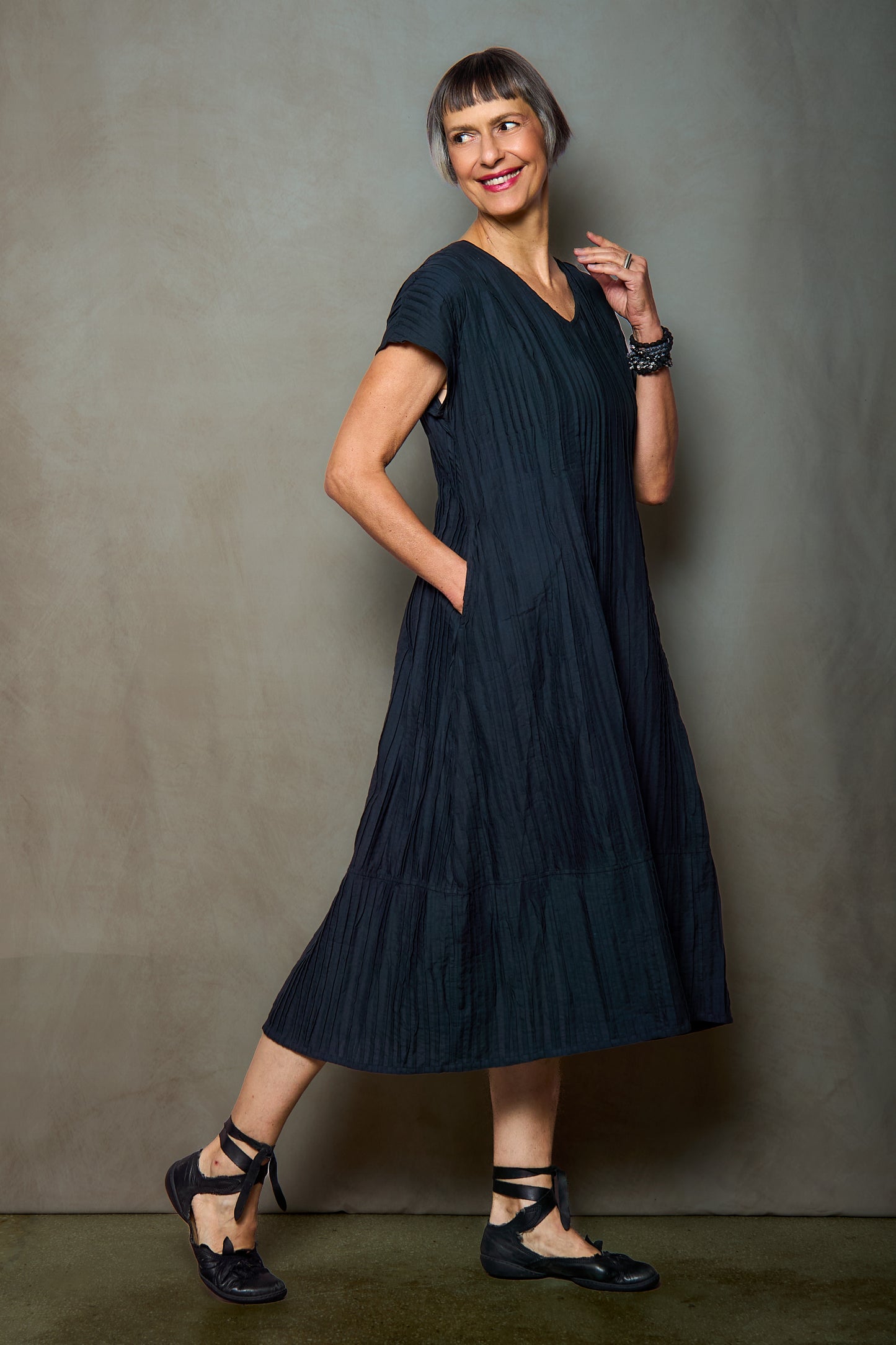RIPPLE TUCK SOLID V-NECK SHAPED MIDI DRESS - trs1465-blk -
