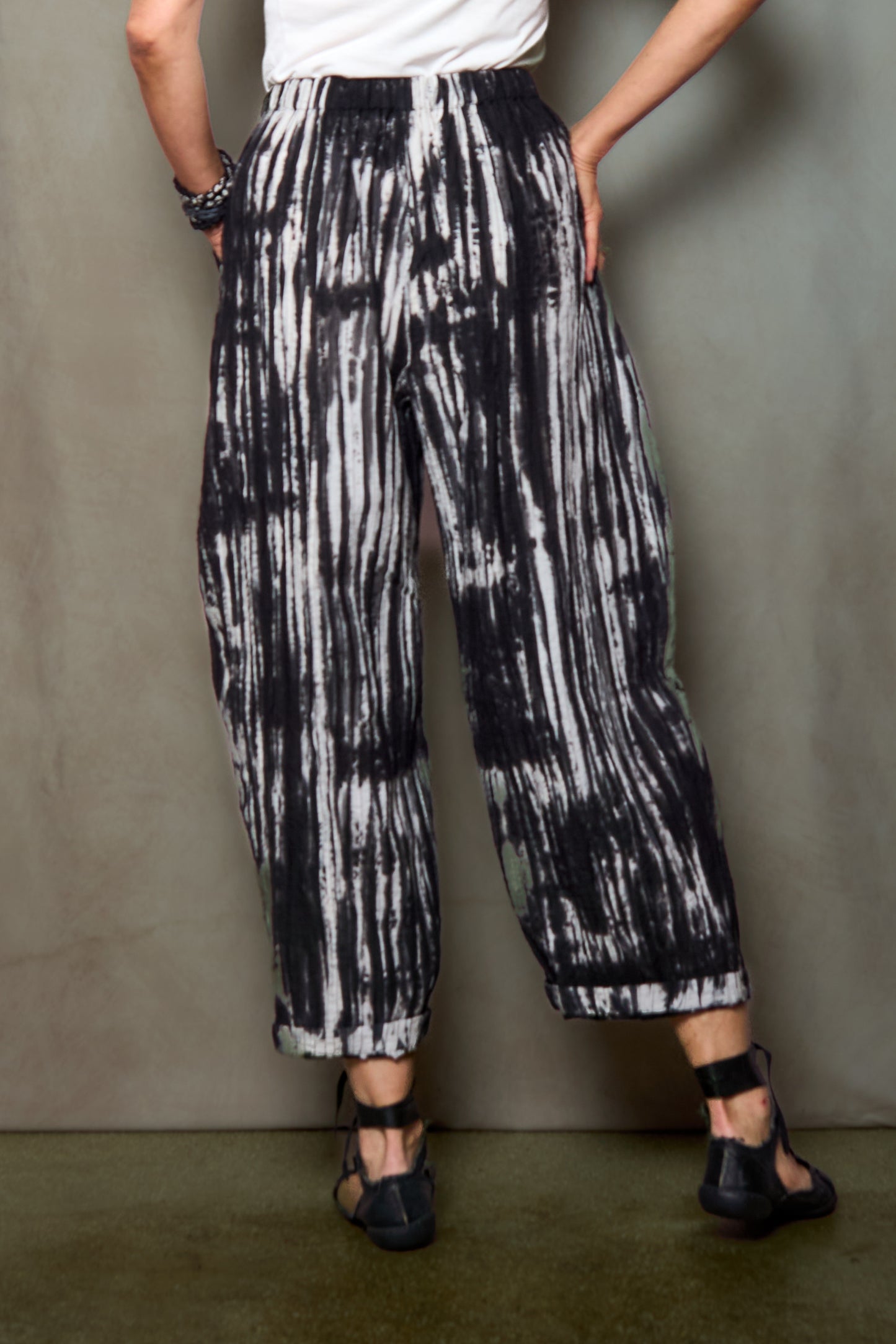 RIPPLE TUCK SOLID BARREL PANTS - trs1641-blk -