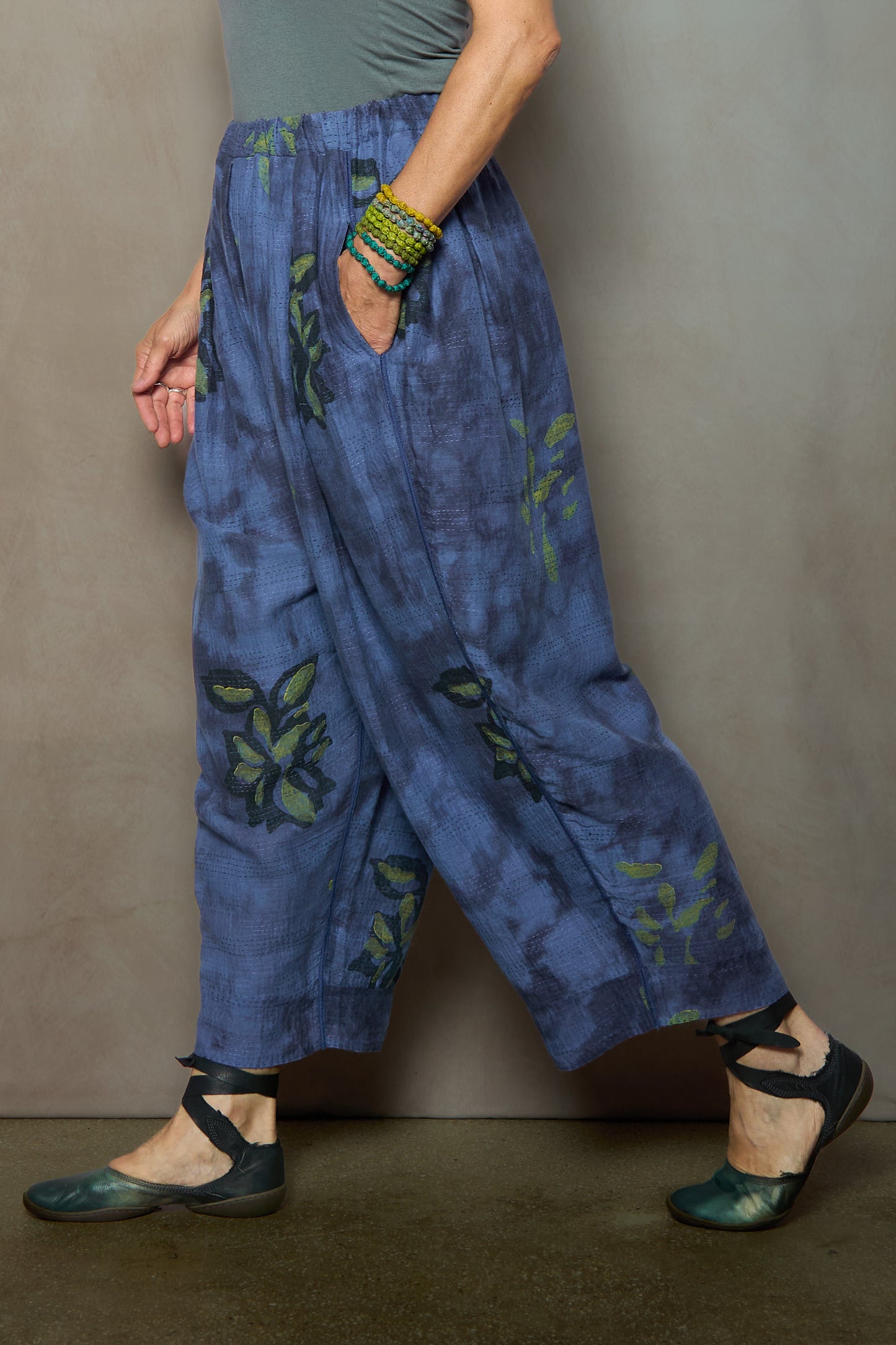 CLOUD TIE DYE FLORAL KANTHA TUCKED GATHER PANTS - uf2677-blu -