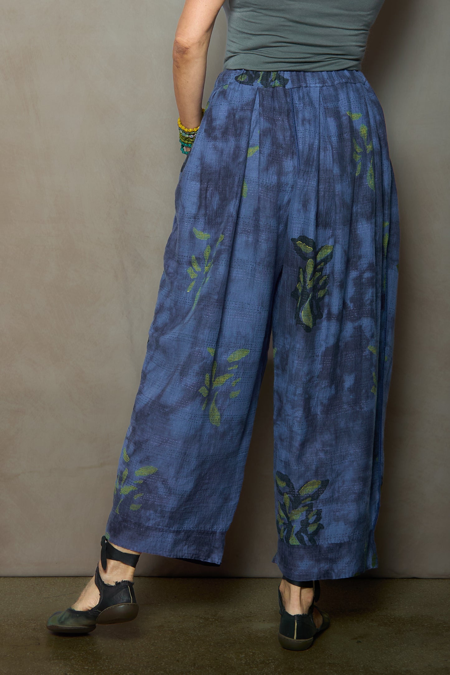 CLOUD TIE DYE FLORAL KANTHA TUCKED GATHER PANTS - uf2677-blu -