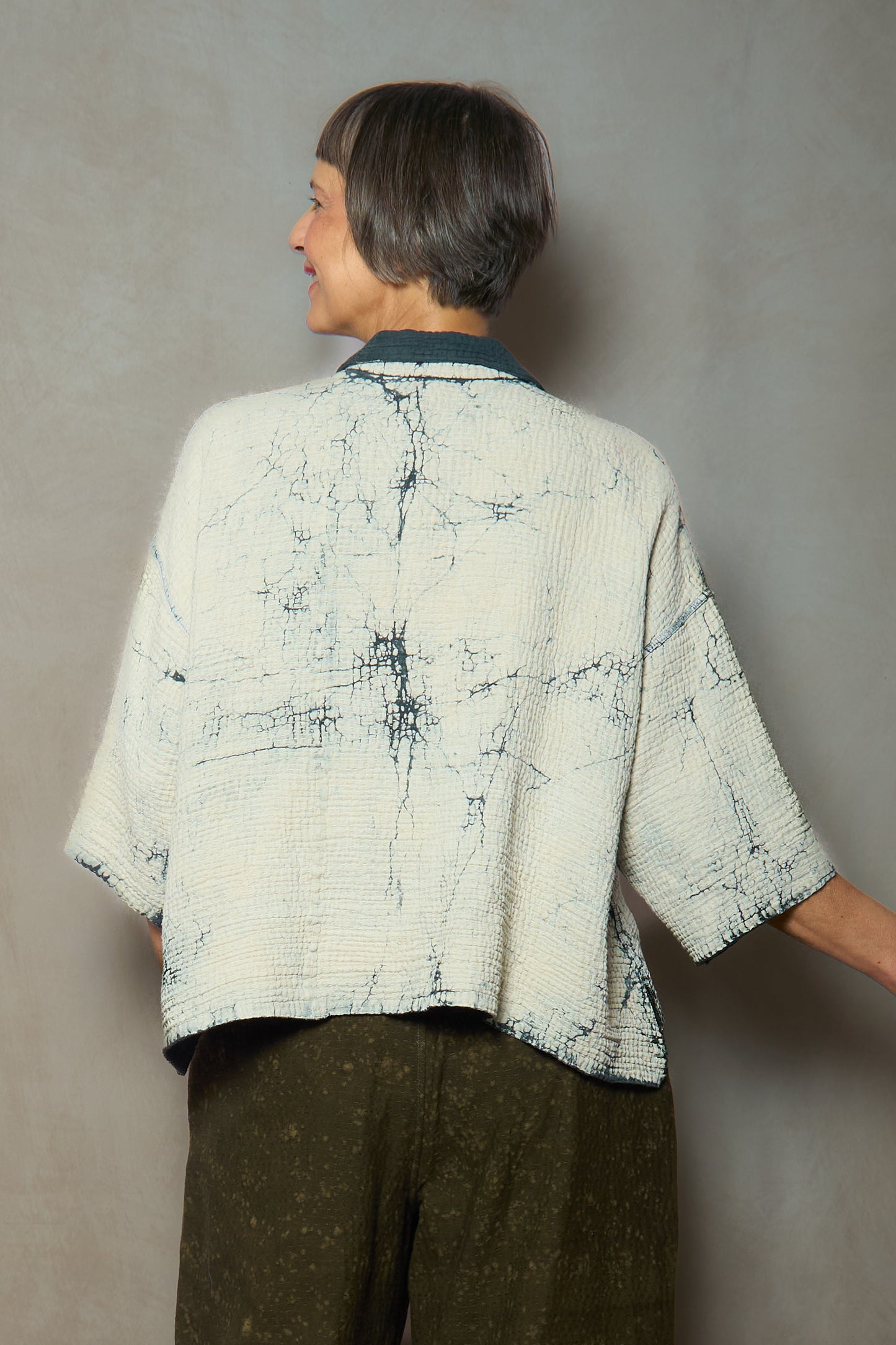 MUD DYE RIPPLE KANTHA CROPPED TENT SHIRT - yp4596-gry -