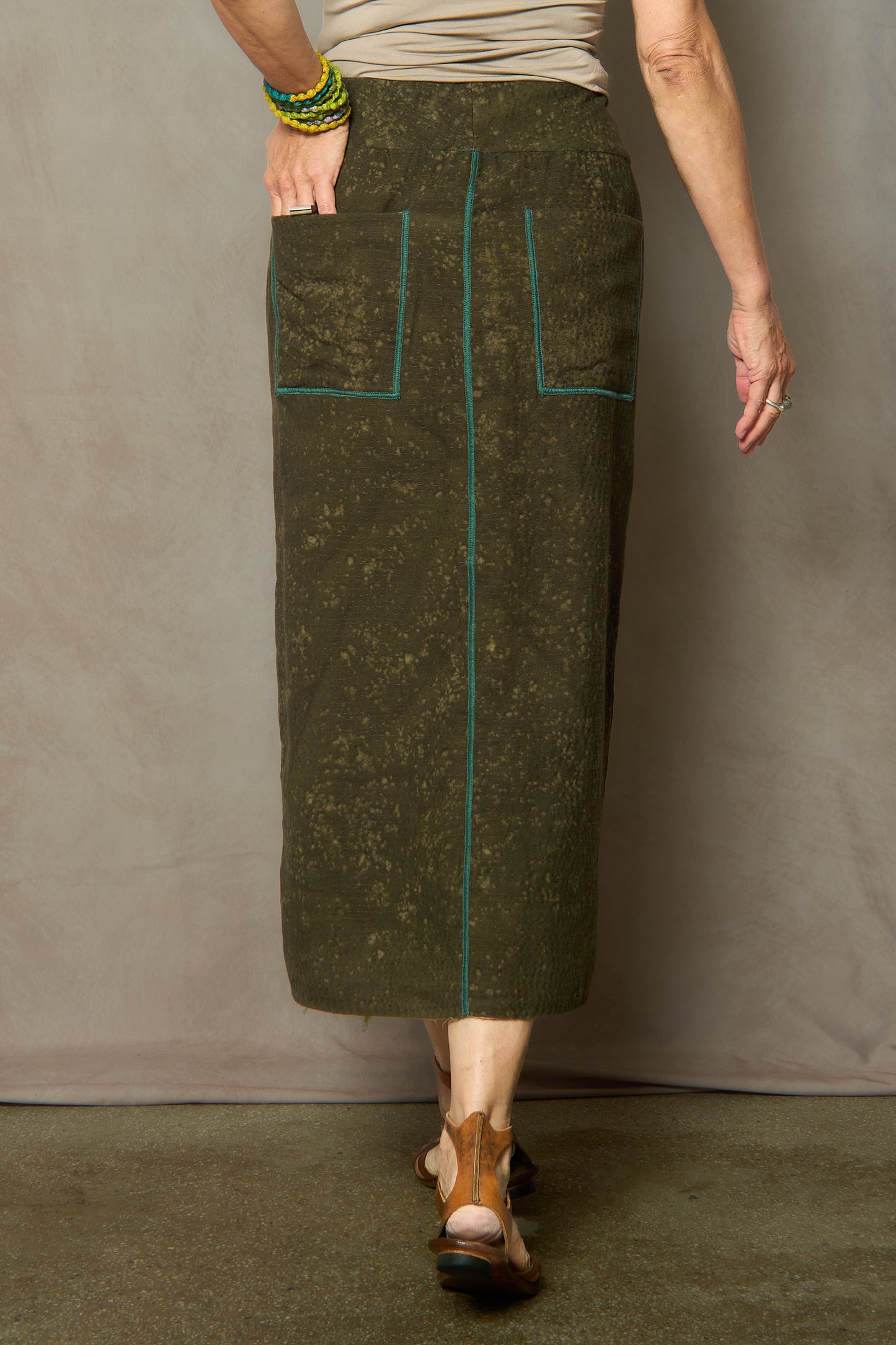 DUCK SUN DYE WITH PATCH KANTHA FRONT VENT PENCIL SKIRT - us2666-grn -