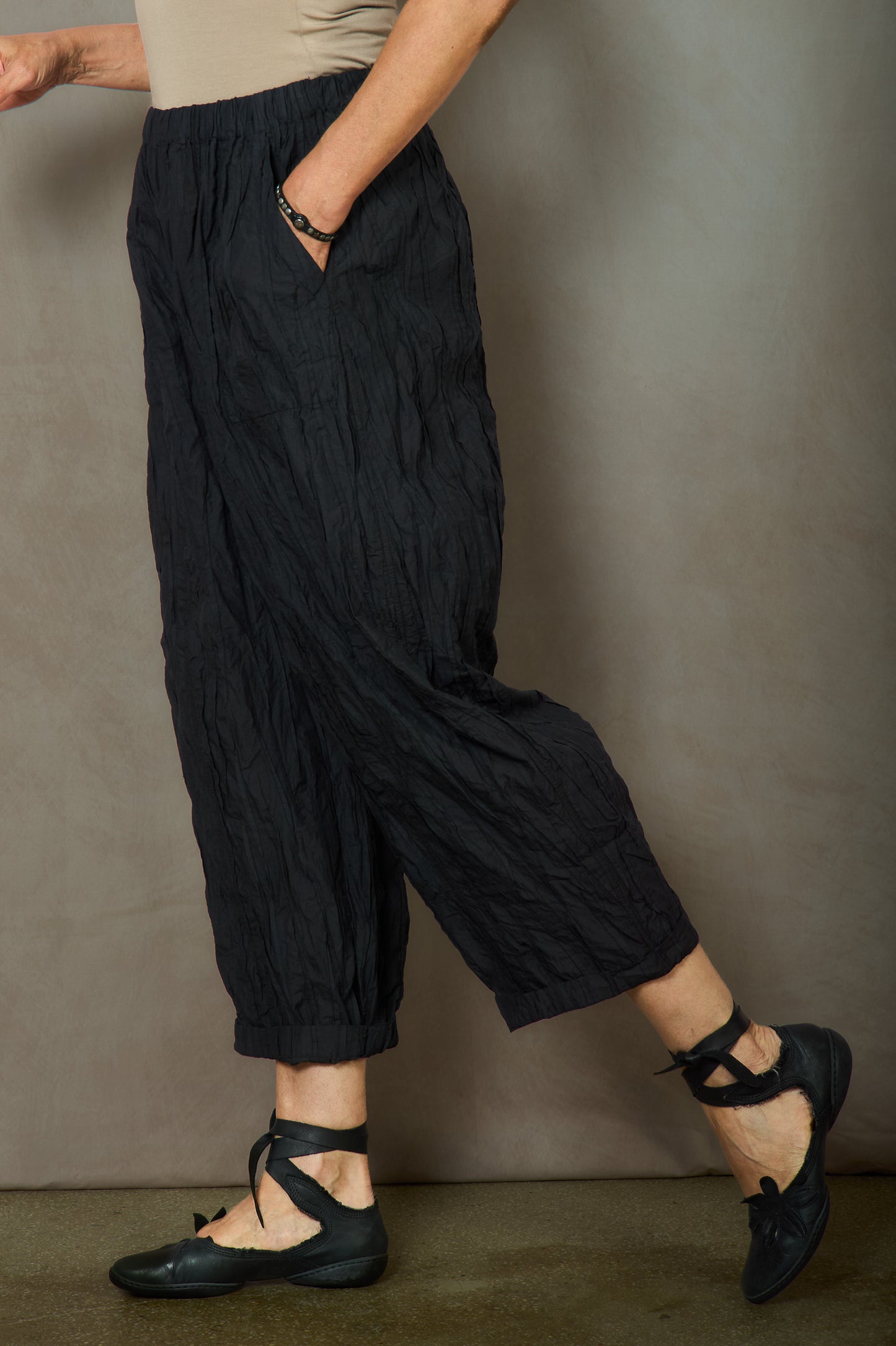 POLISHED COTTON RANDOM TUCK VOILE BARREL PANTS - rc1641-blk -