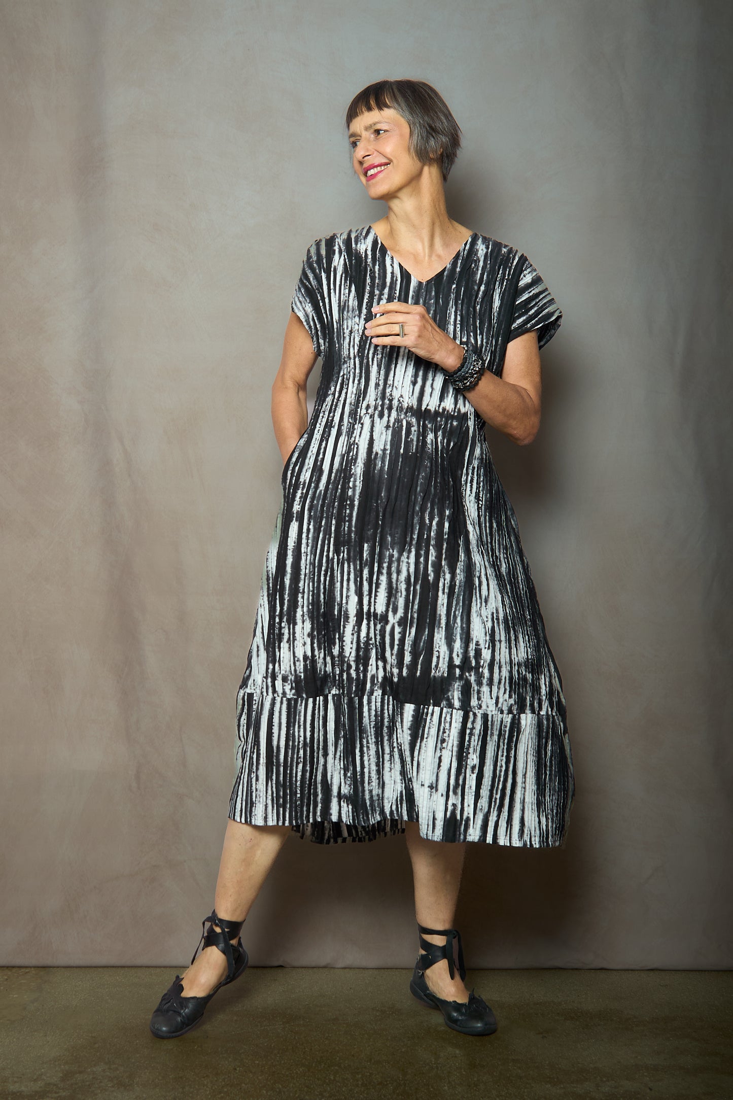 CAMBRIC TIE DYE RIPPLE TUCK V-NECK SHAPED MIDI DRESS - tr1465-blk -