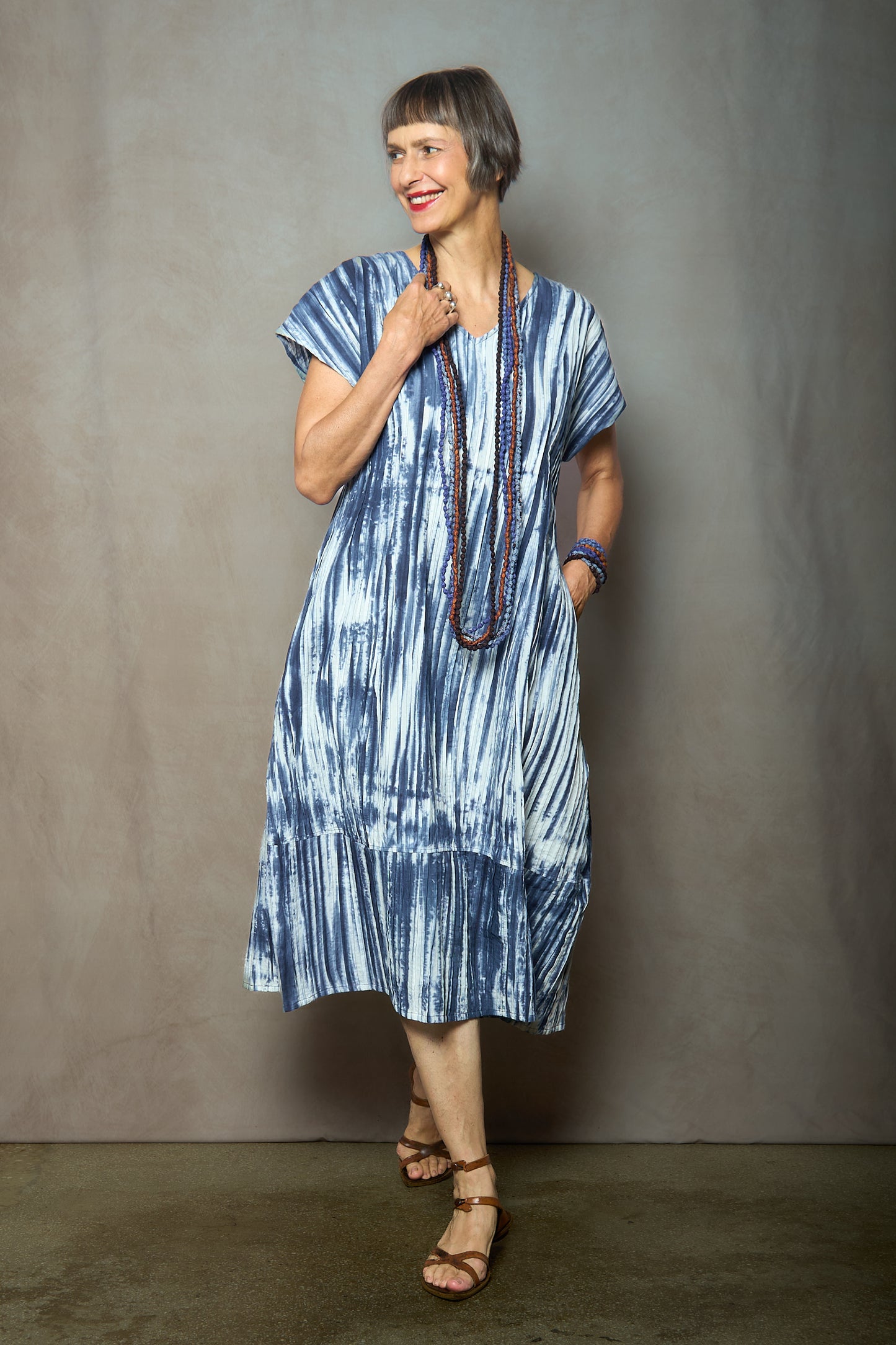 CAMBRIC TIE DYE RIPPLE TUCK V-NECK SHAPED MIDI DRESS - tr1465-blu -