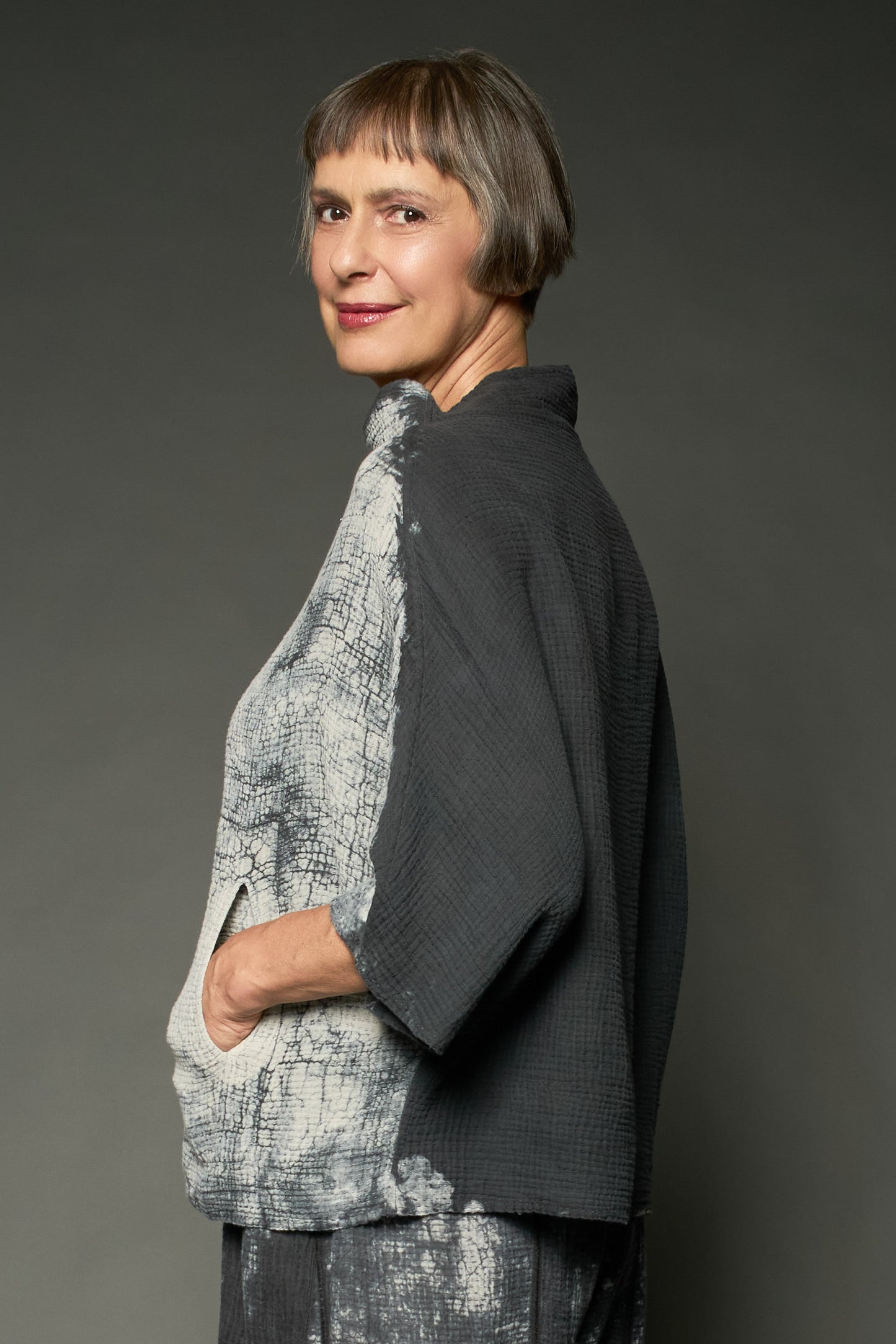 MUD DYE RIPPLE KANTHA FUNNEL NECK POCKET TOP - yp2t104-gry -