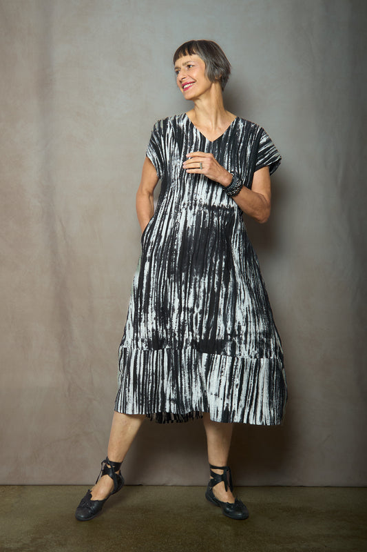 CAMBRIC TIE DYE RIPPLE TUCK V-NECK SHAPED MIDI DRESS - tr1465-blk -