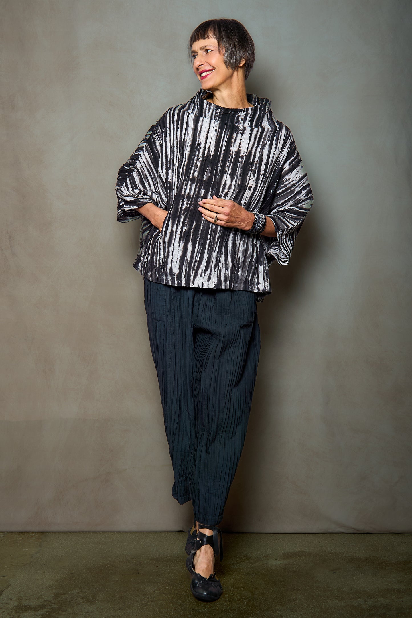 CAMBRIC TIE DYE RIPPLE TUCK FUNNEL NECK TOP - tr1t102-blk -
