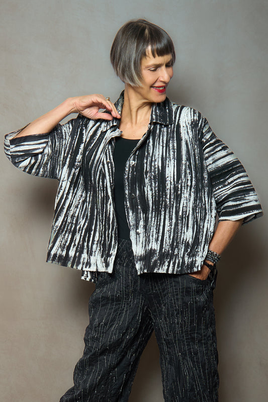 CAMBRIC TIE DYE RIPPLE TUCK HALF SLV. CROPPED JACKET - tr1j104-blk -