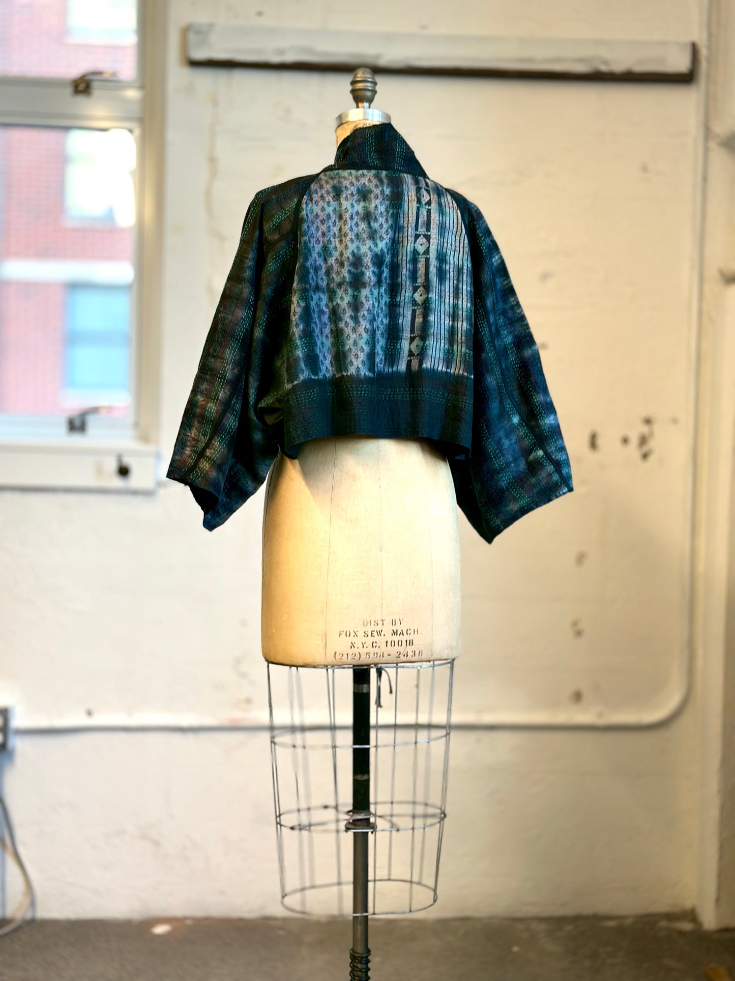 TIE DYE VINTAGE SILK KANTHA PUFF SLV. SHRUG - st-sv2062-blk -