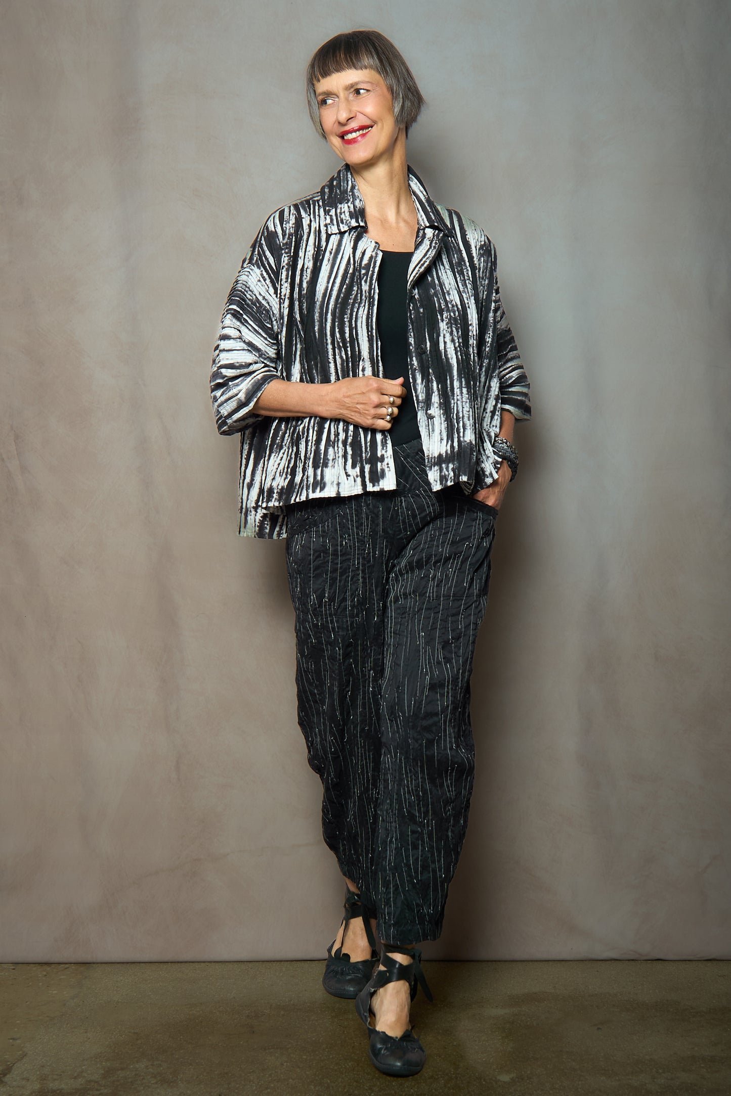 CAMBRIC TIE DYE RIPPLE TUCK HALF SLV. CROPPED JACKET - tr1j104-blk -